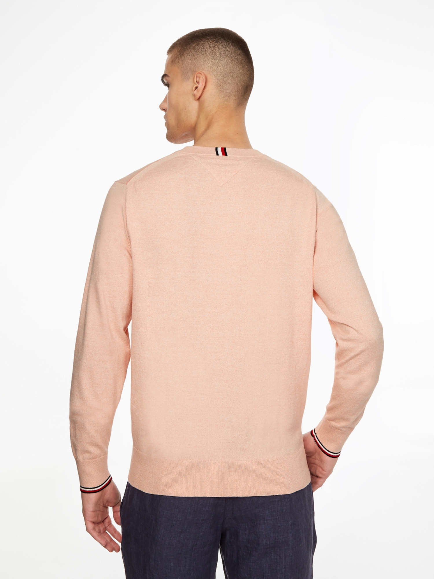 detail Tommy Hilfiger pánsky lososový sveter