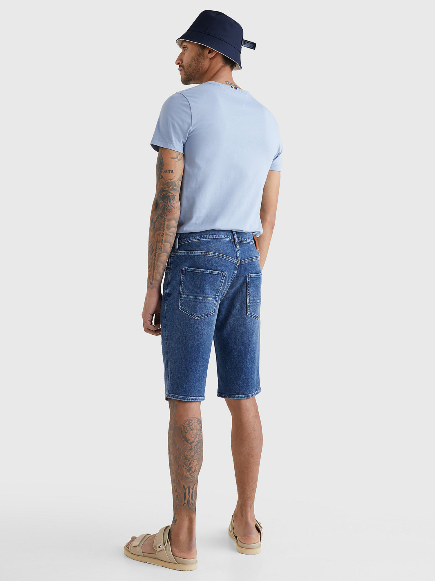 detail Tommy Hilfiger pánske modré džínsové šortky
