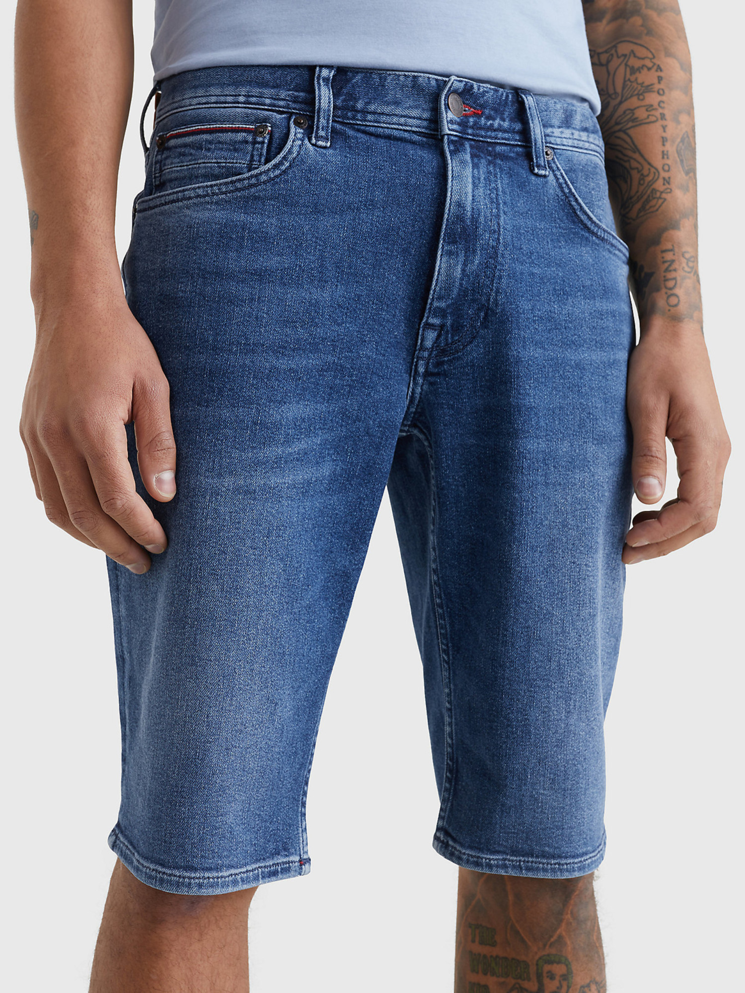 detail Tommy Hilfiger pánske modré džínsové šortky