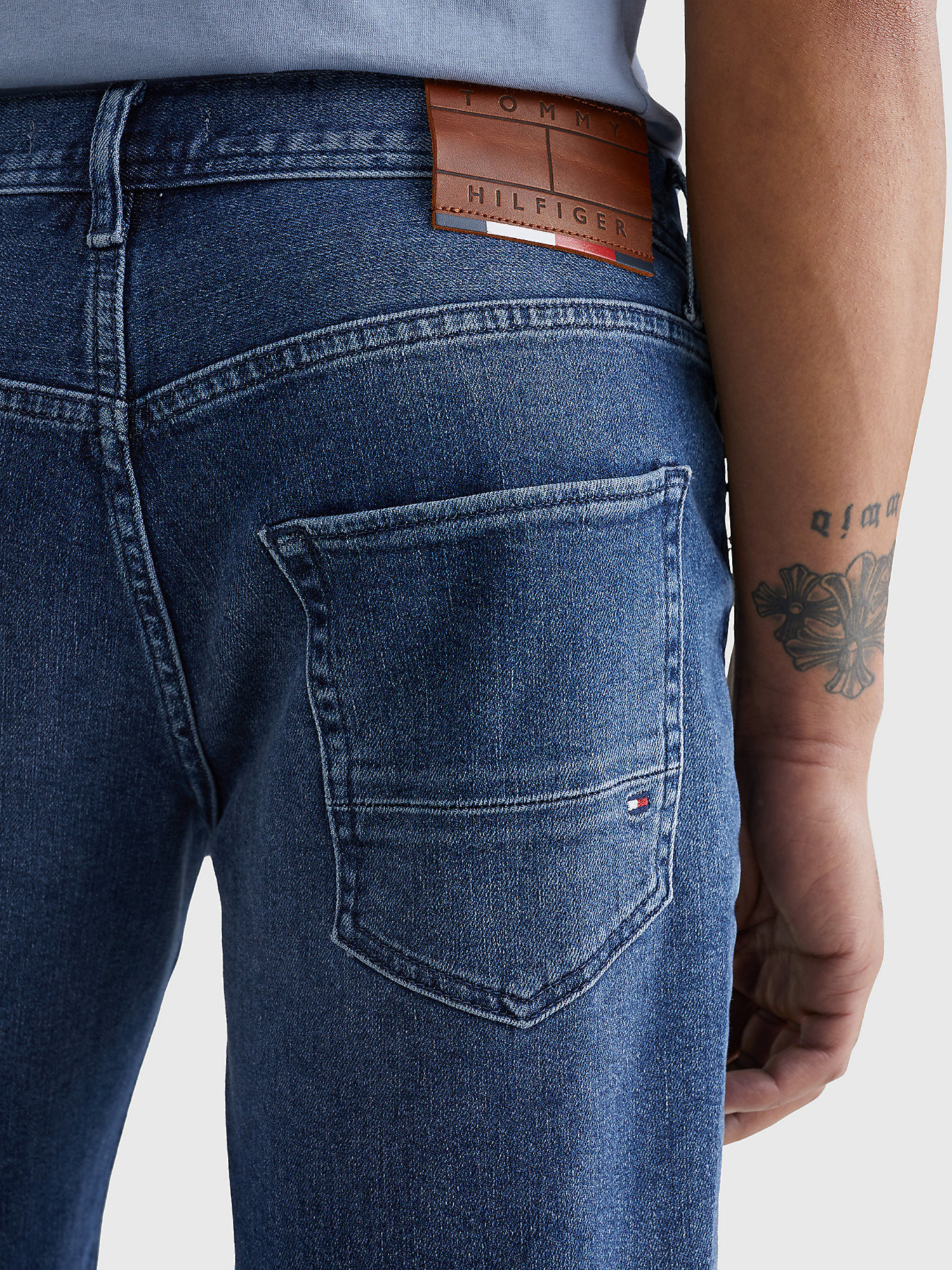 detail Tommy Hilfiger pánske modré džínsové šortky