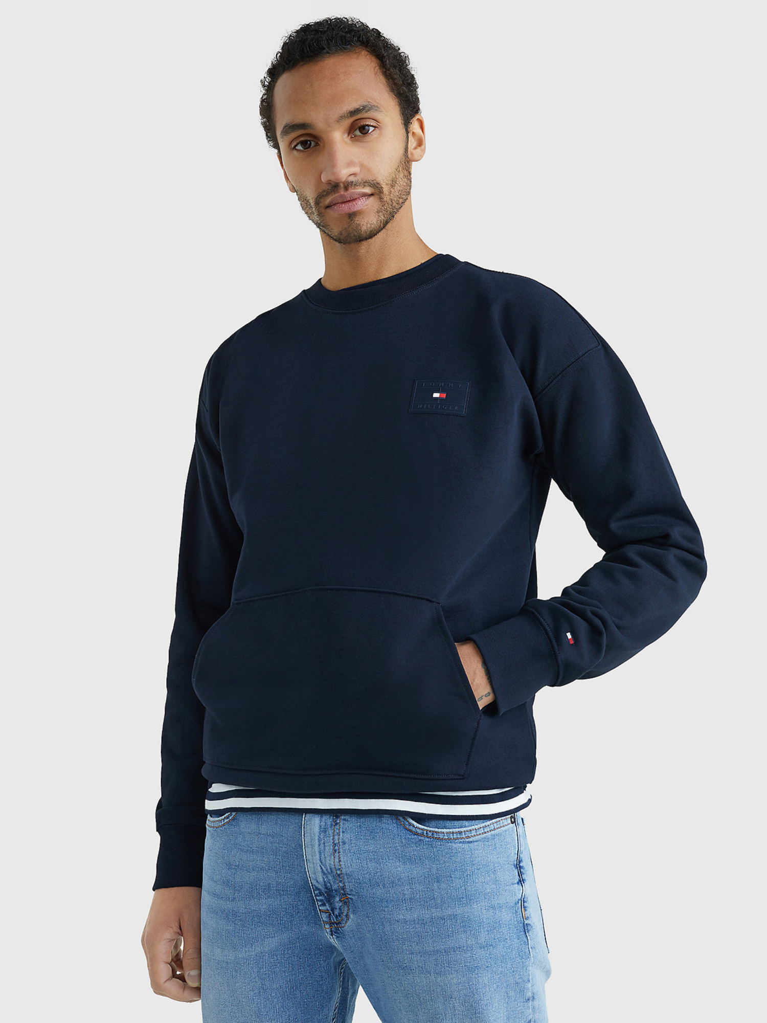 detail Tommy Hilfiger pánska tmavo modrá mikina.