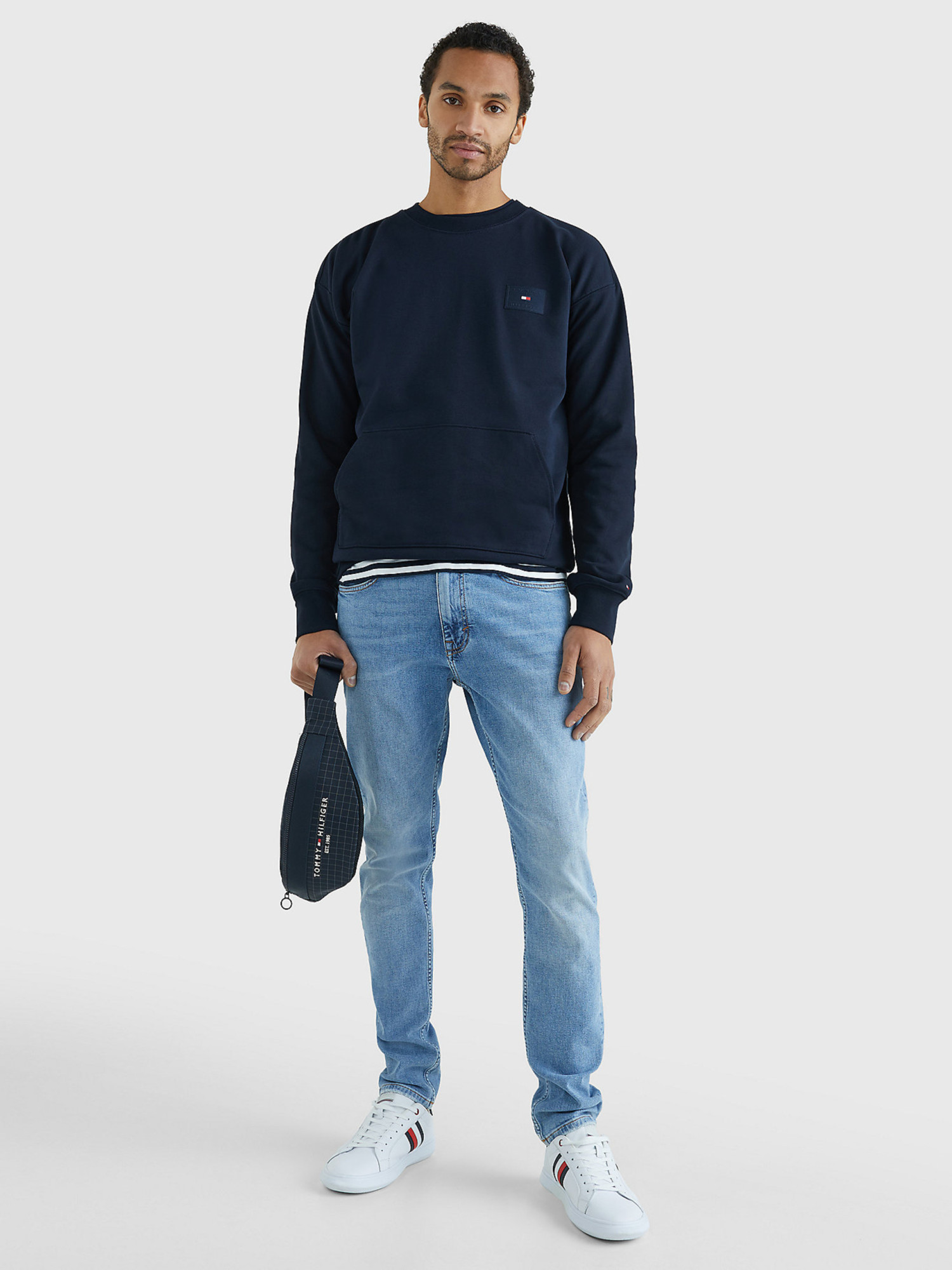 detail Tommy Hilfiger pánska tmavo modrá mikina.