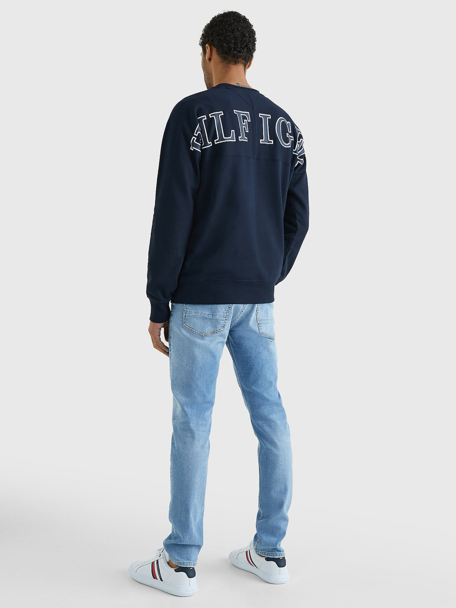detail Tommy Hilfiger pánska tmavo modrá mikina.