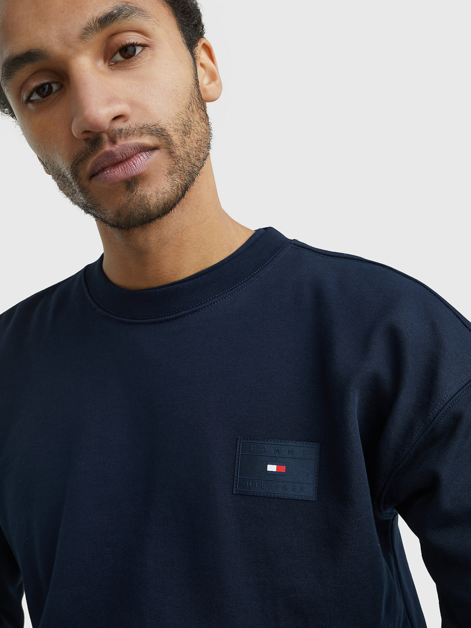 detail Tommy Hilfiger pánska tmavo modrá mikina.