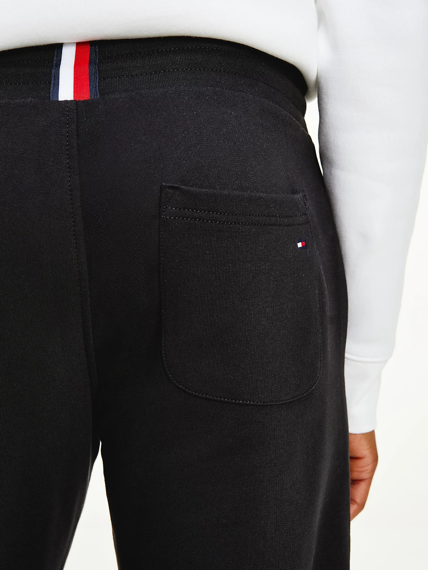 detail Tommy Hilfiger pánske čierne tepláky