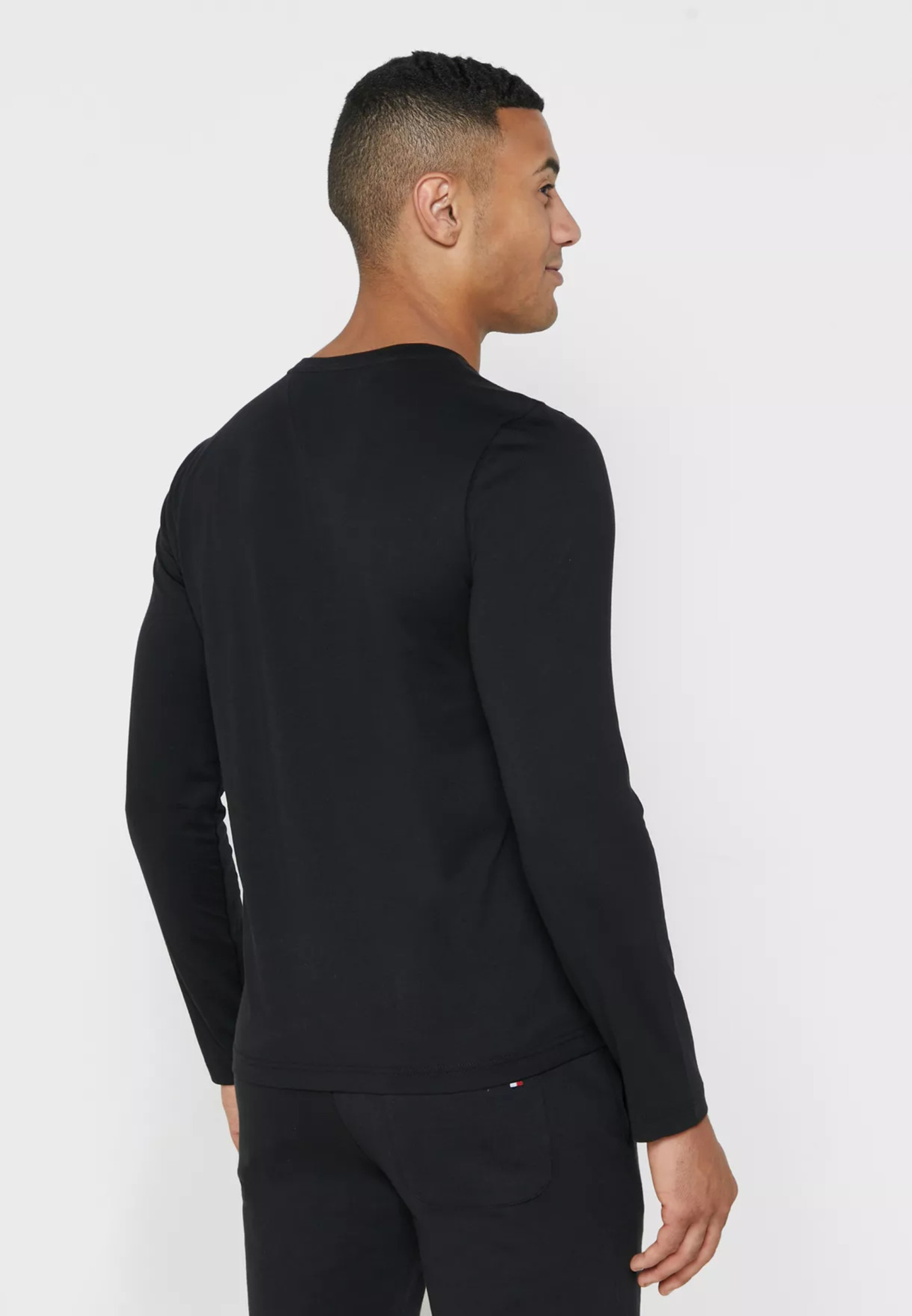 detail Tommy Hilfiger pánske čierne tričko s dlhým rukávom