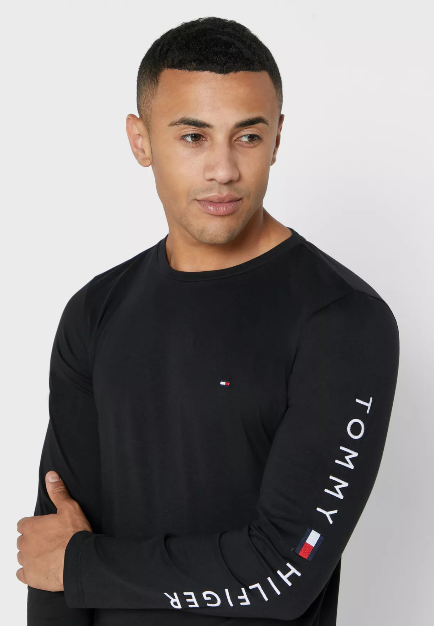 detail Tommy Hilfiger pánske čierne tričko s dlhým rukávom