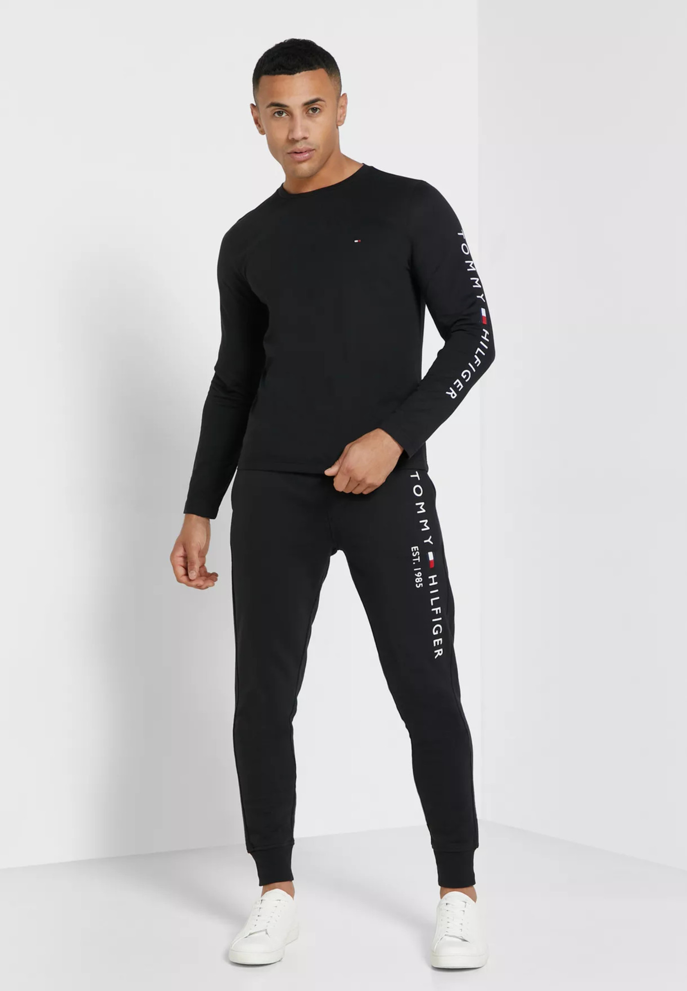 detail Tommy Hilfiger pánske čierne tričko s dlhým rukávom