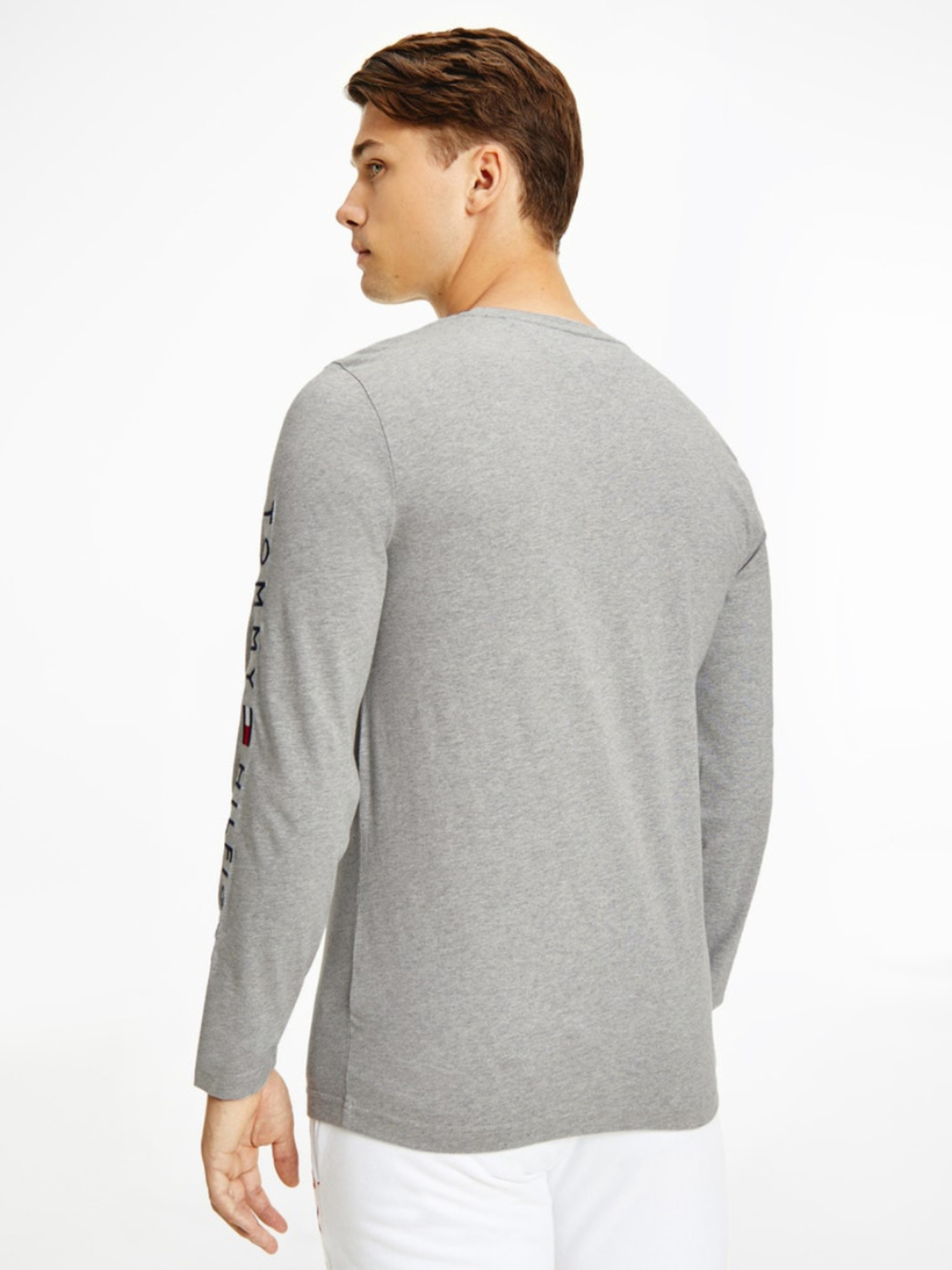 detail Tommy Hilfiger pánske šedé tričko s dlhým rukávom