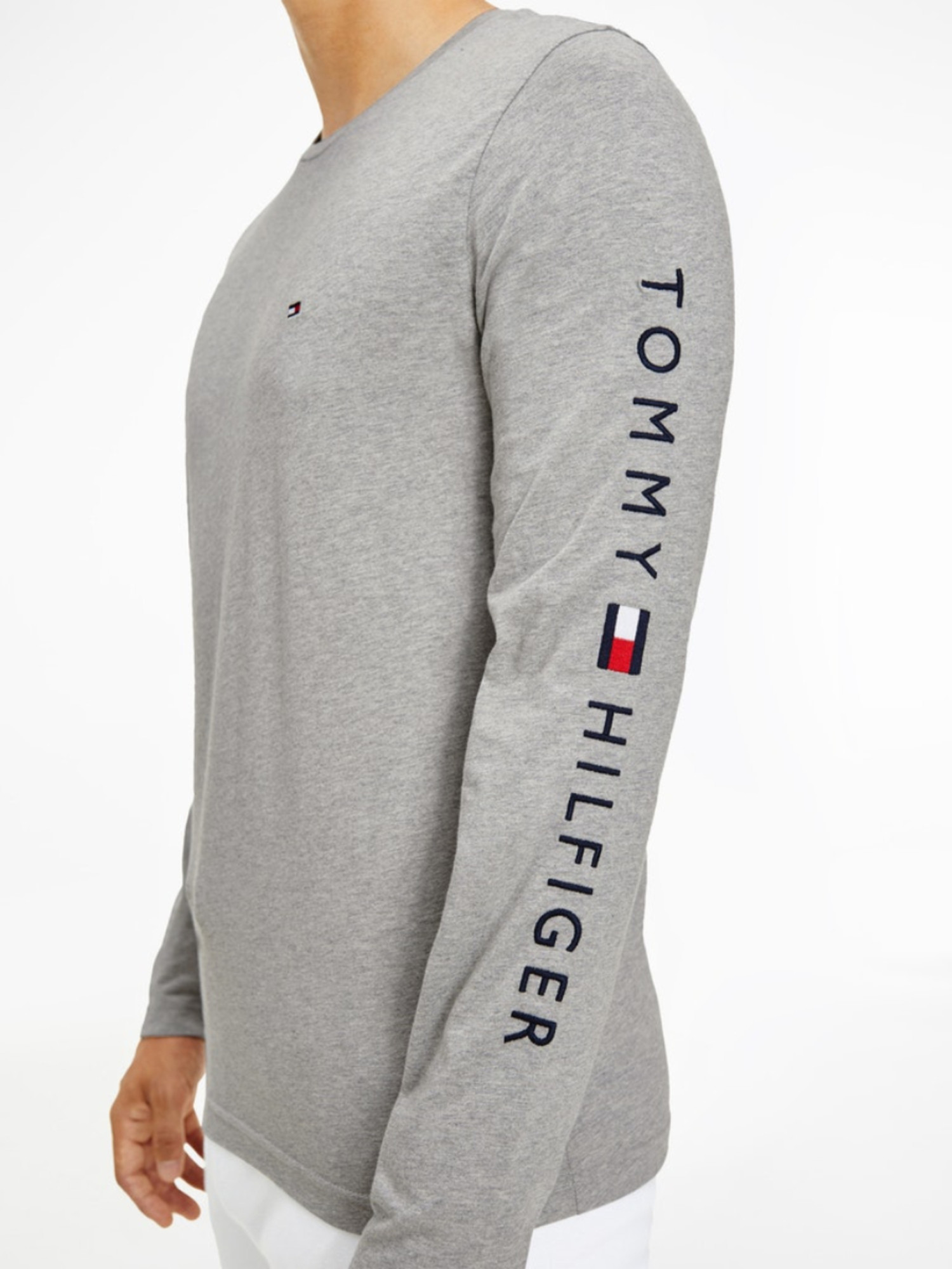 detail Tommy Hilfiger pánske šedé tričko s dlhým rukávom