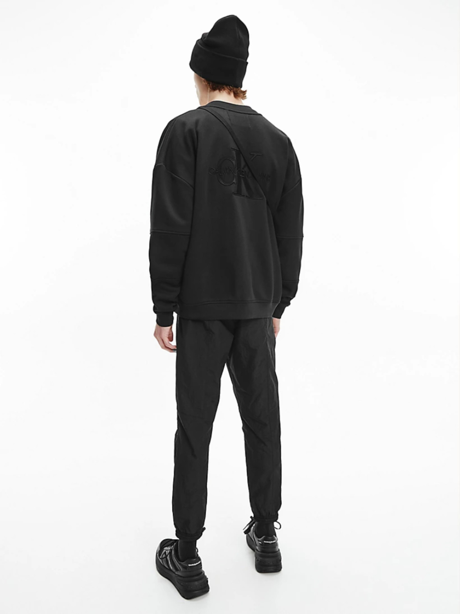 detail Calvin Klein pánska čierna mikina