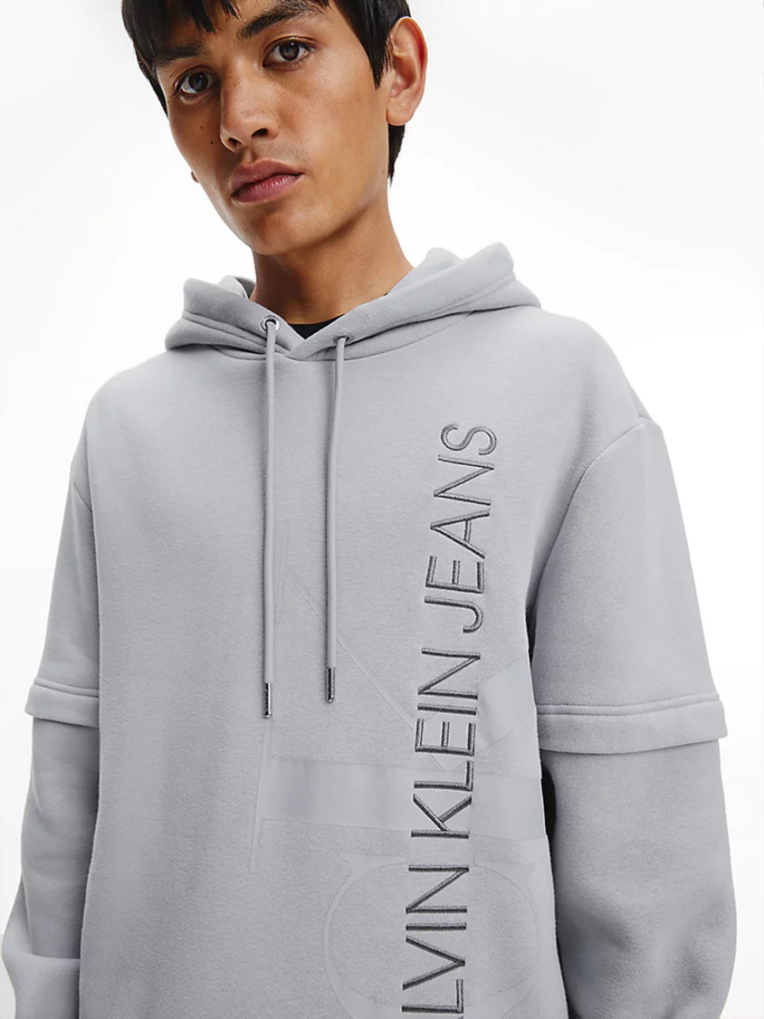 detail Calvin Klein pánska šedomodrá mikina