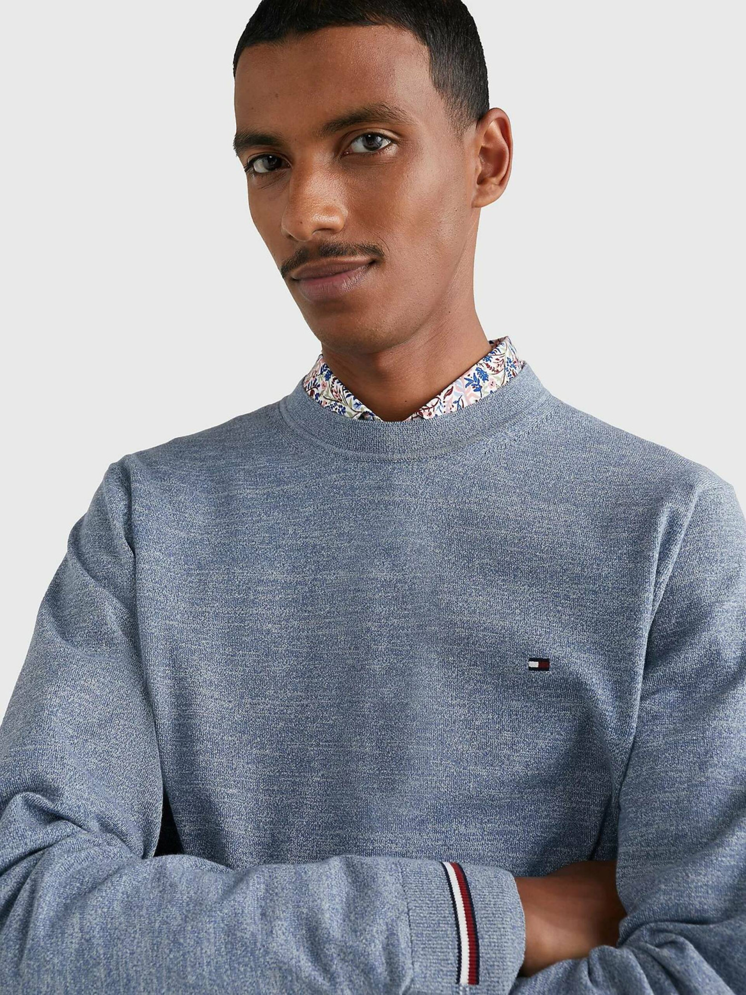 detail Tommy Hilfiger pánsky modrý sveter Mouline