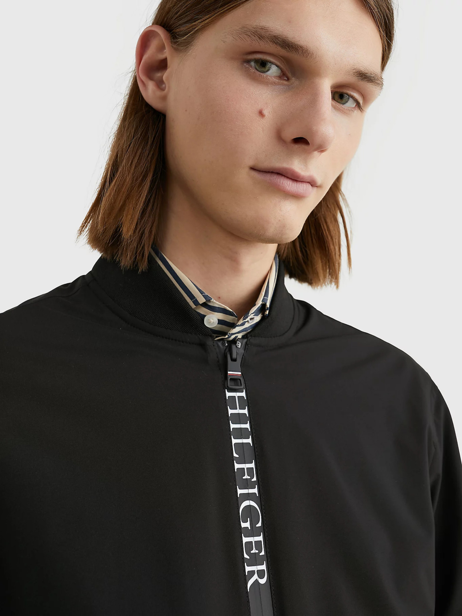 detail Tommy Hilfiger pánsky čierny bomber Protect