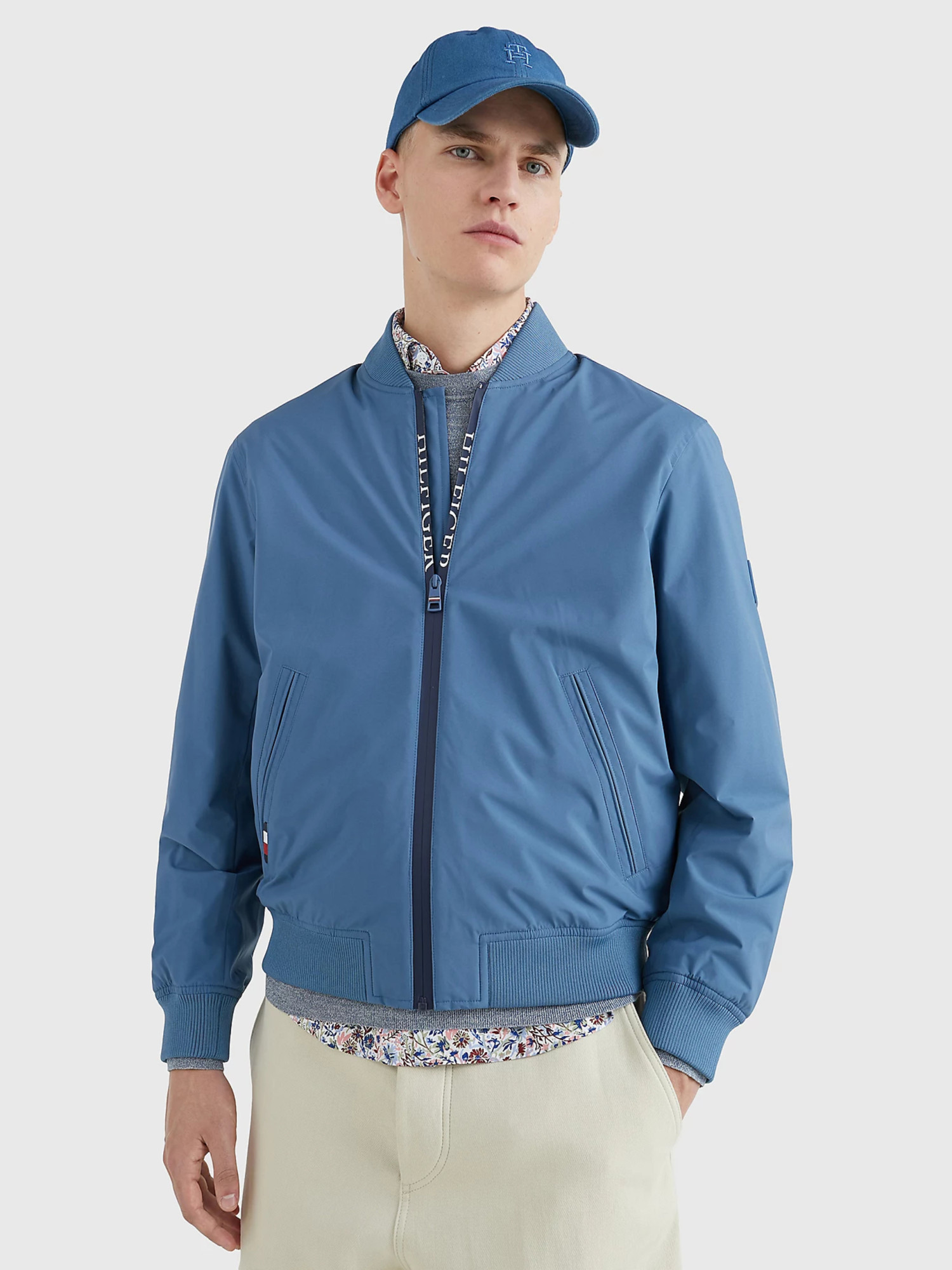 detail Tommy Hilfiger pánsky modrý bomber protect