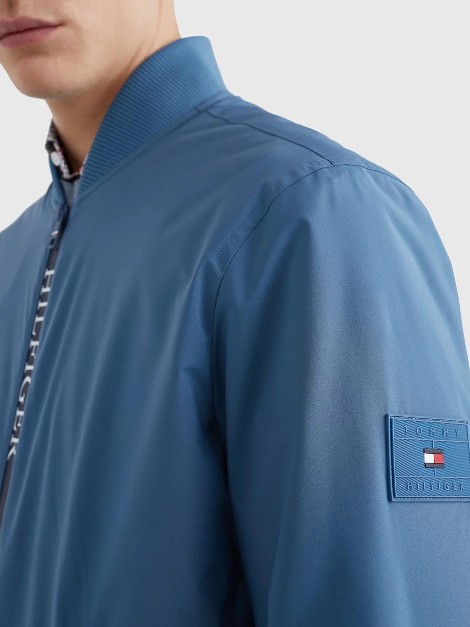 detail Tommy Hilfiger pánsky modrý bomber protect