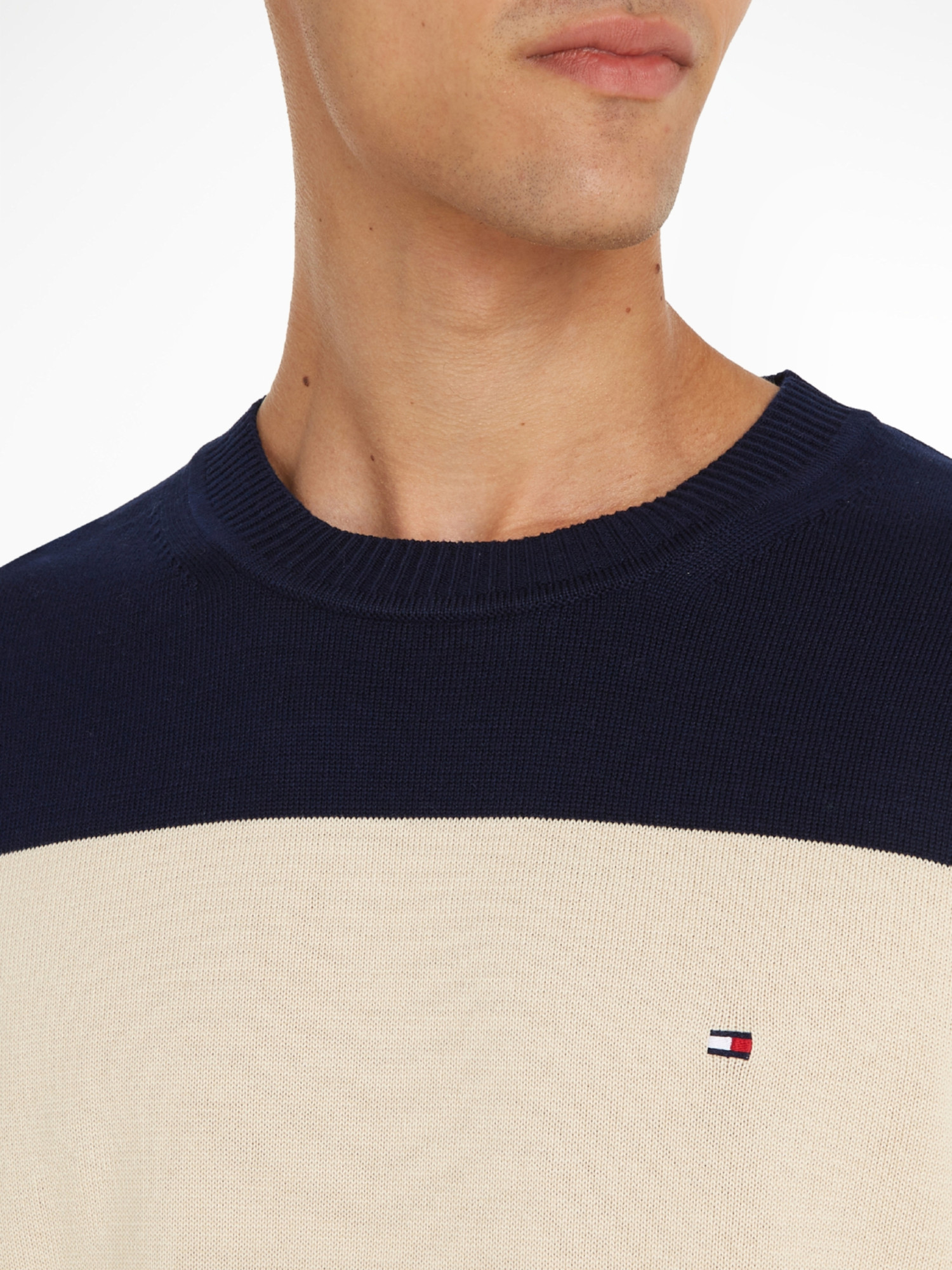 detail Tommy Hilfiger pánsky viacfarebný sveter Colourblock