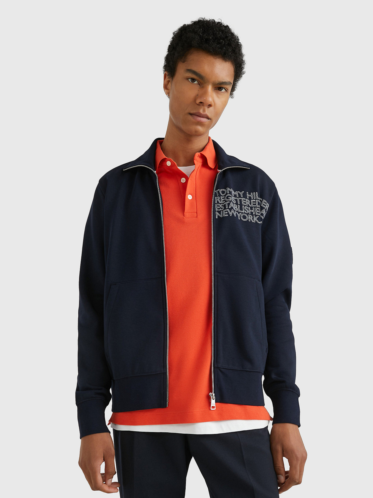 detail Tommy Hilfiger pánska tmavo modrá mikina Badged graphic