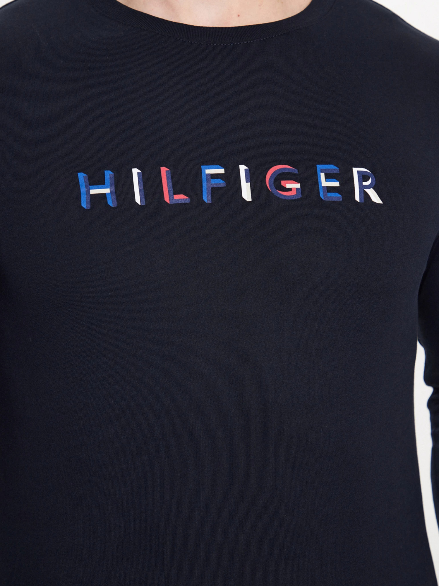 detail Tommy Hilfiger pánske tmavo modré tričko
