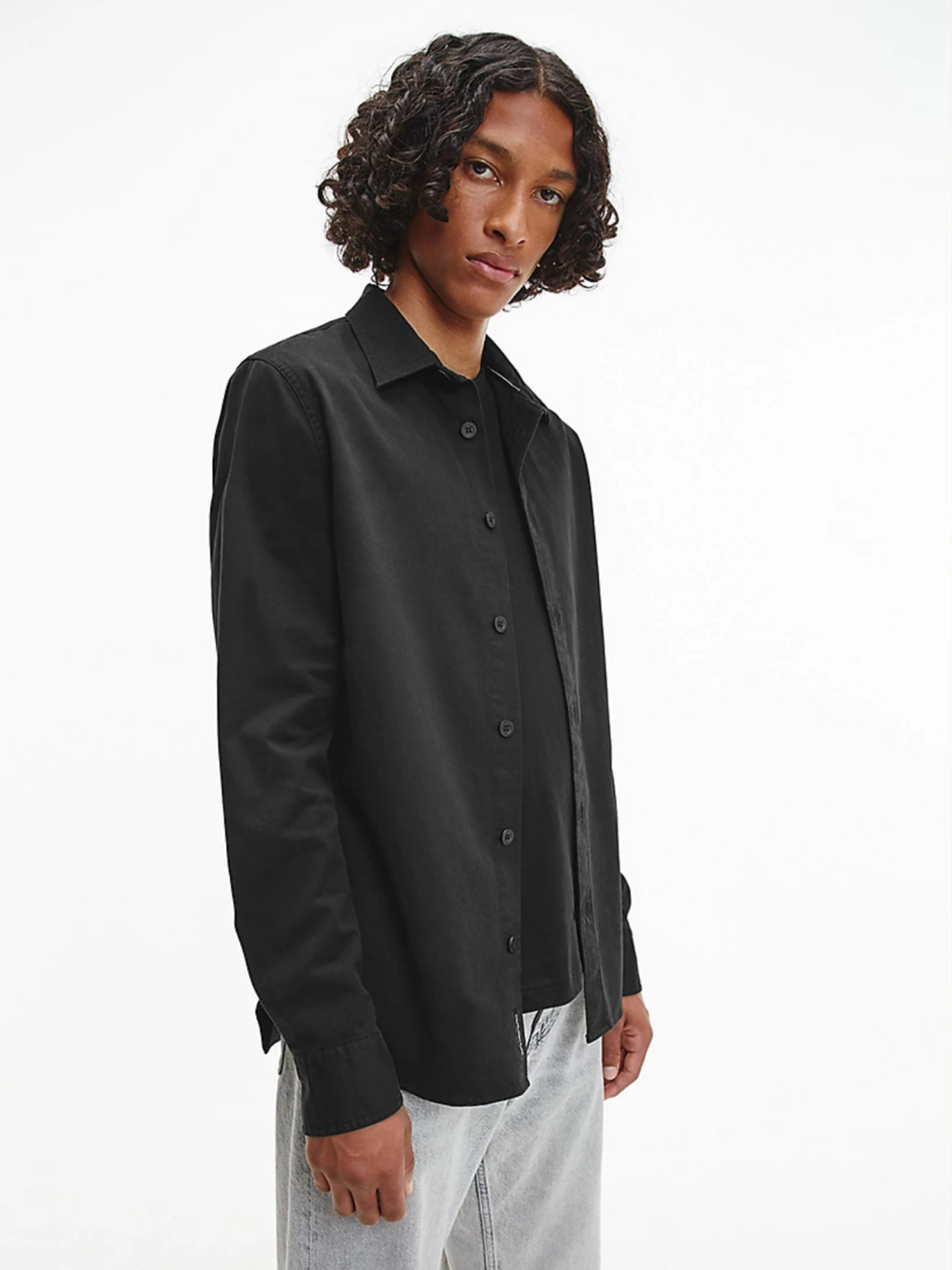 detail Calvin Klein pánska čierna keprová košeľa