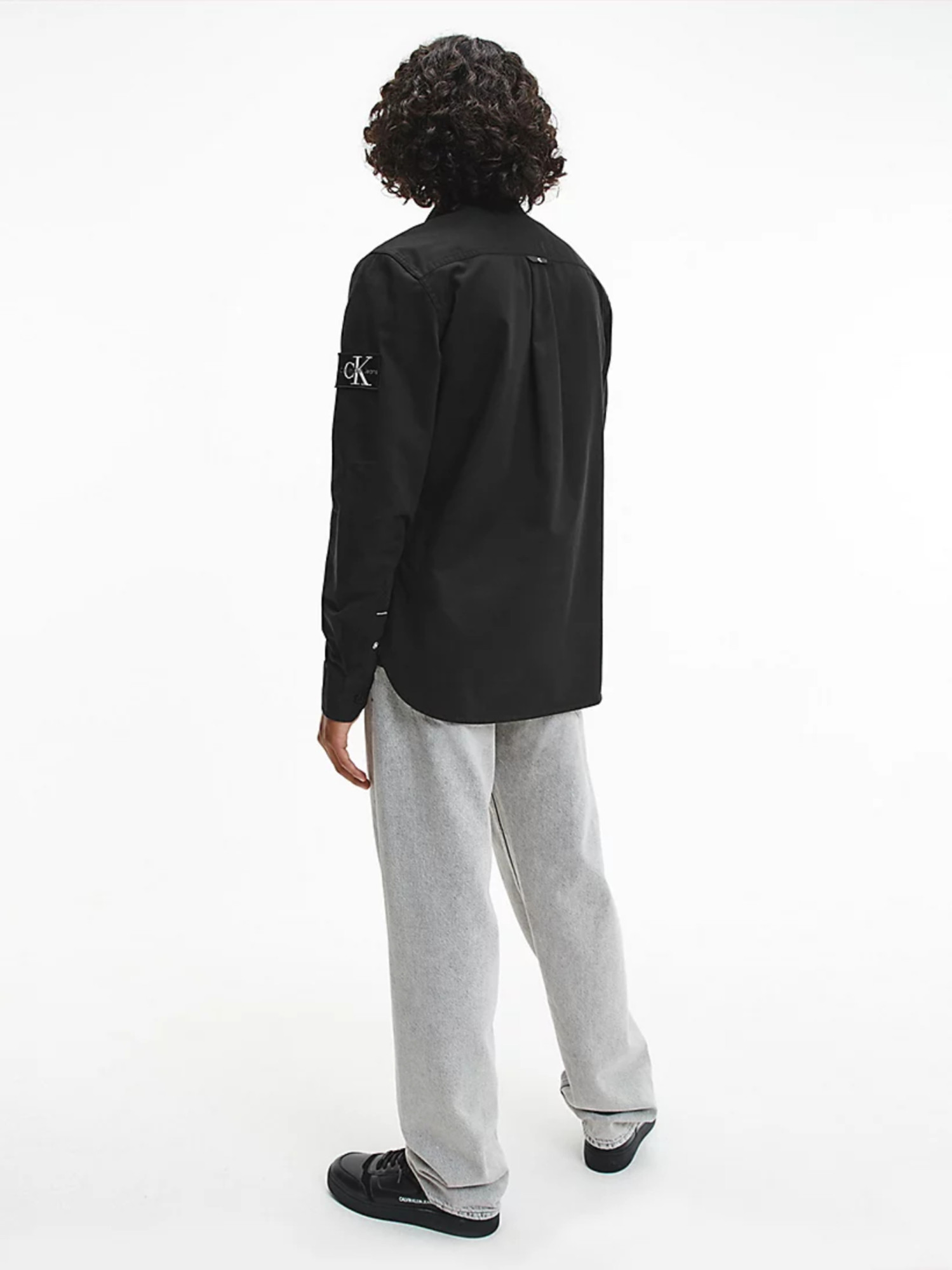detail Calvin Klein pánska čierna keprová košeľa