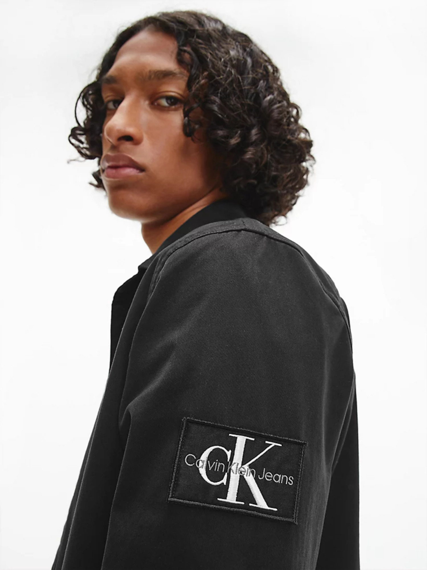 detail Calvin Klein pánska čierna keprová košeľa