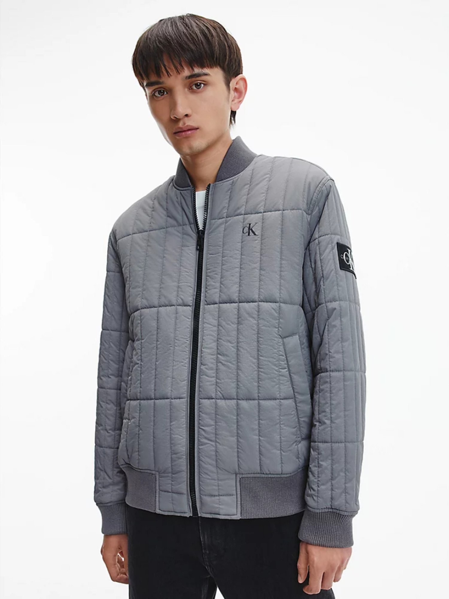 detail Calvin Klein pánska šedá bunda