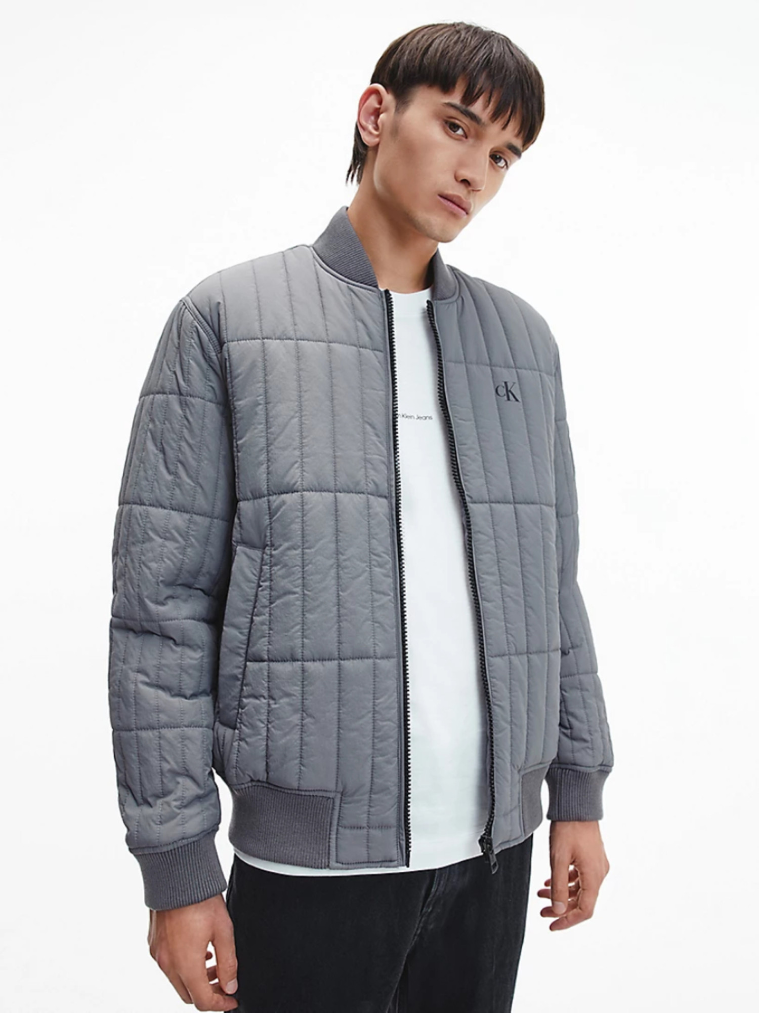detail Calvin Klein pánska šedá bunda