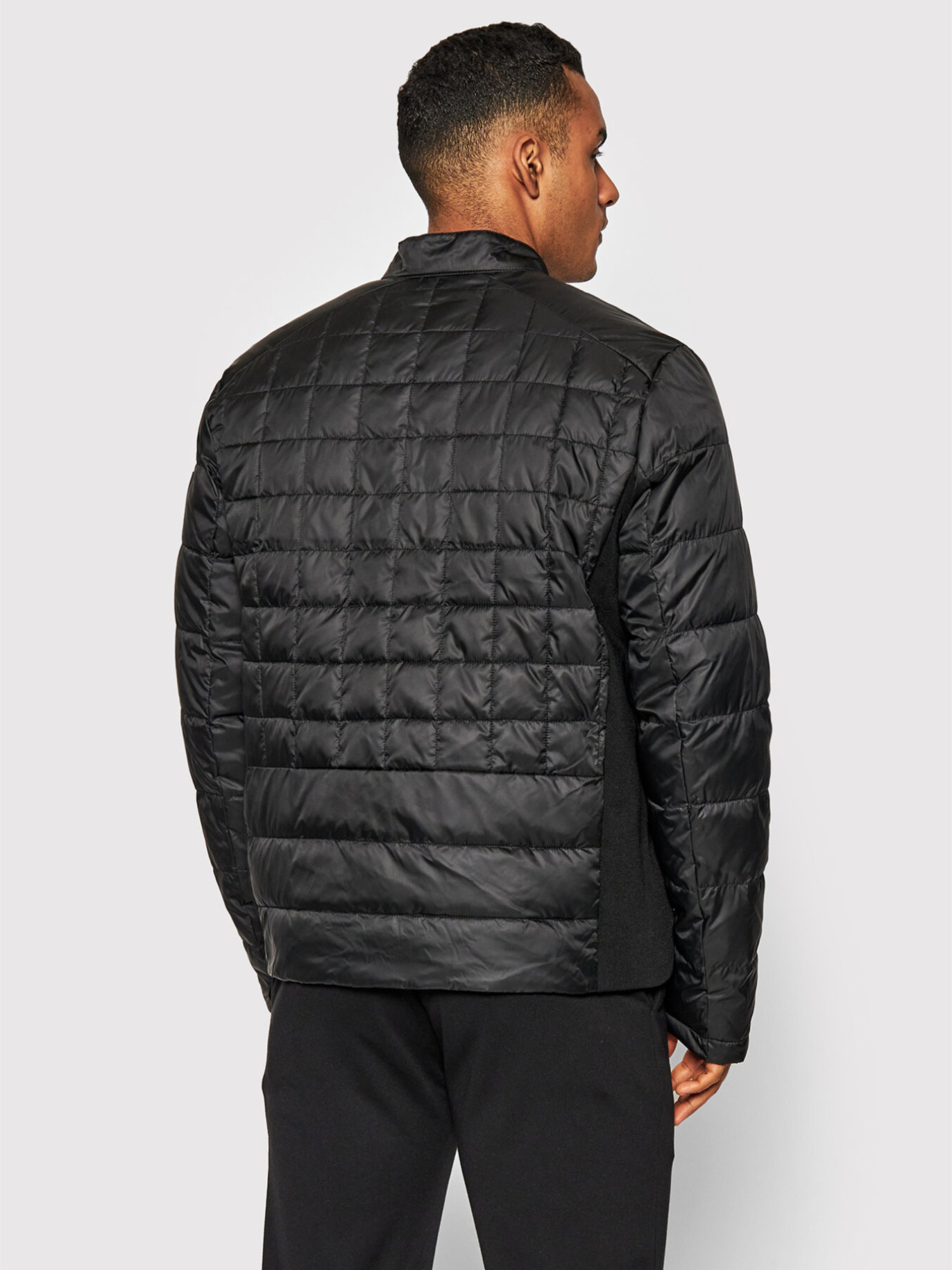 detail Calvin Klein pánska čierna bunda