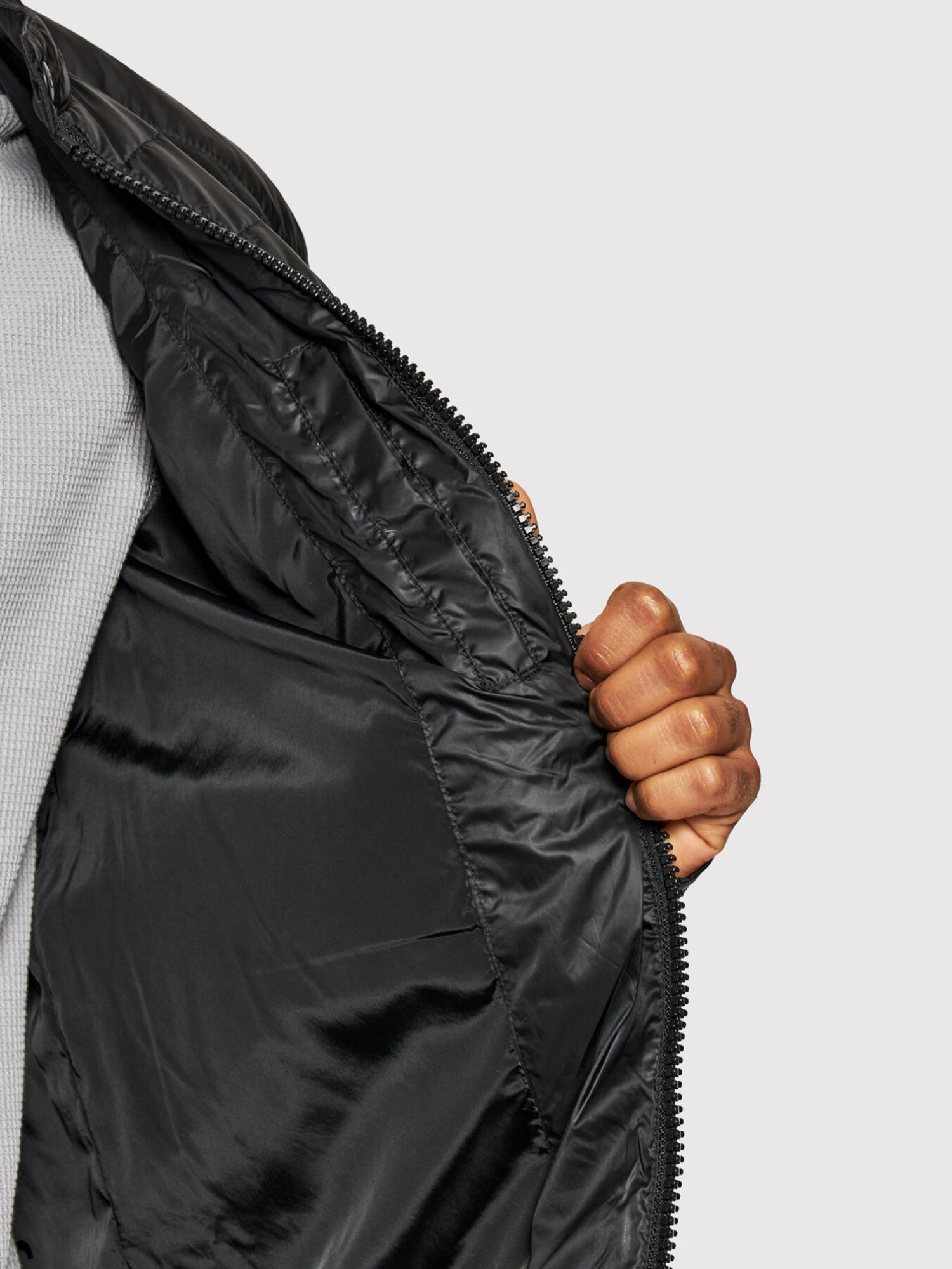 detail Calvin Klein pánska čierna bunda