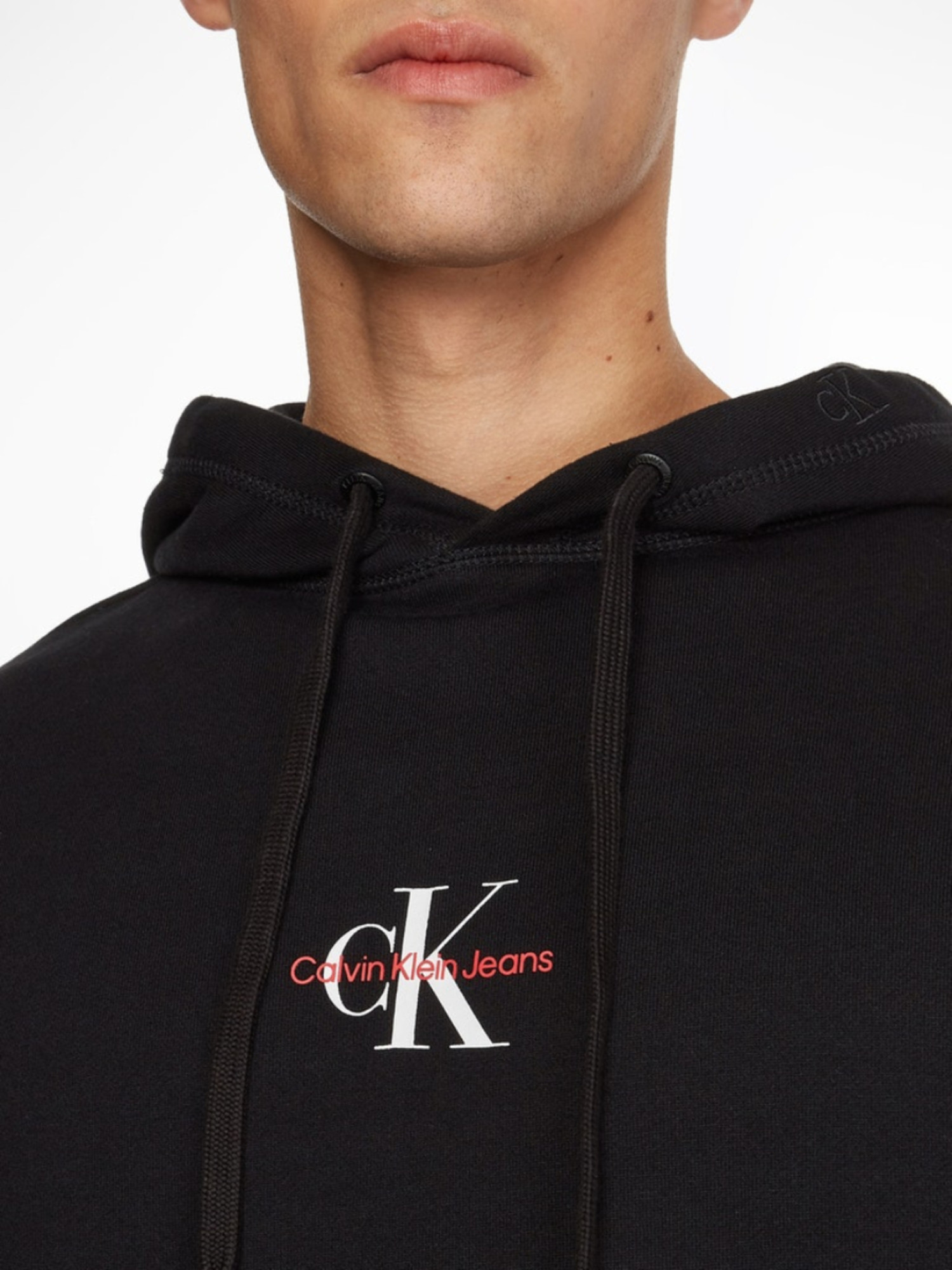 detail Calvin Klein pánska čierna mikina