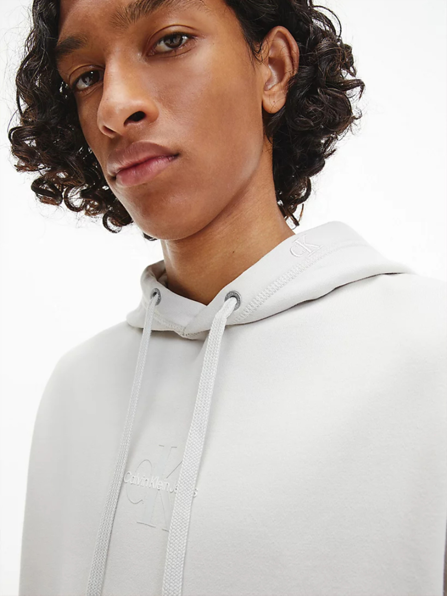 detail Calvin Klein pánska svetlošedá mikina
