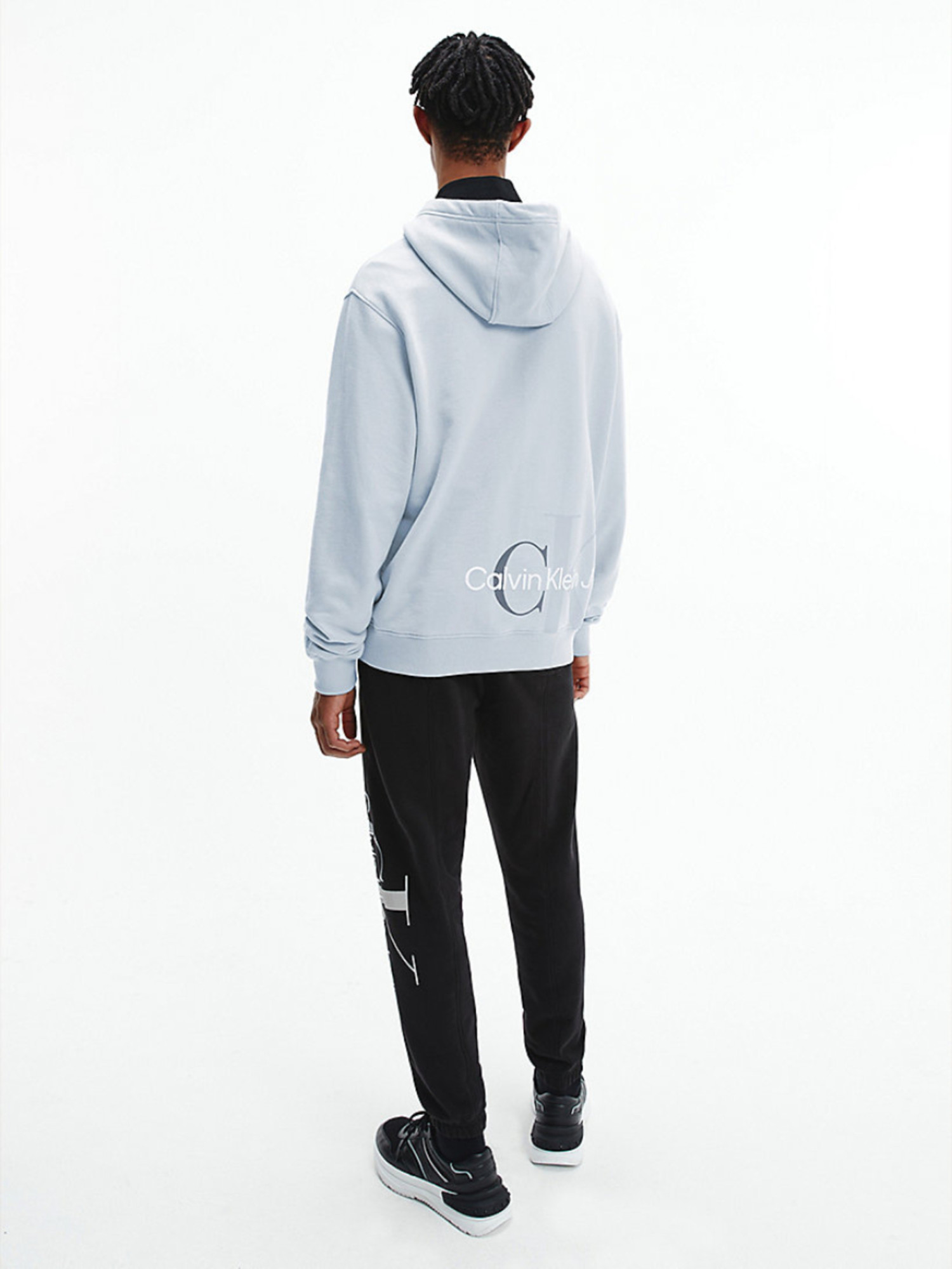 detail Calvin Klein pánska modrá mikina