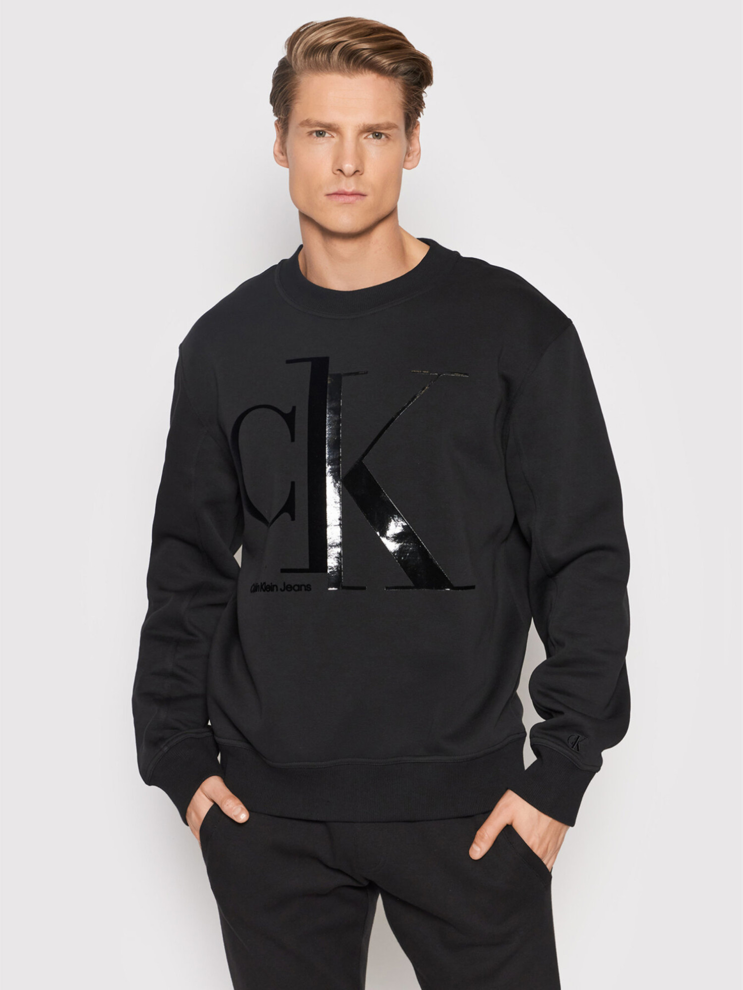 detail Calvin Klein pánska čierna mikina