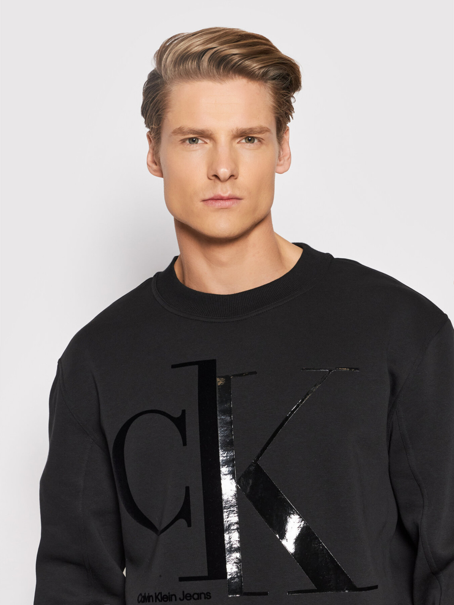 detail Calvin Klein pánska čierna mikina