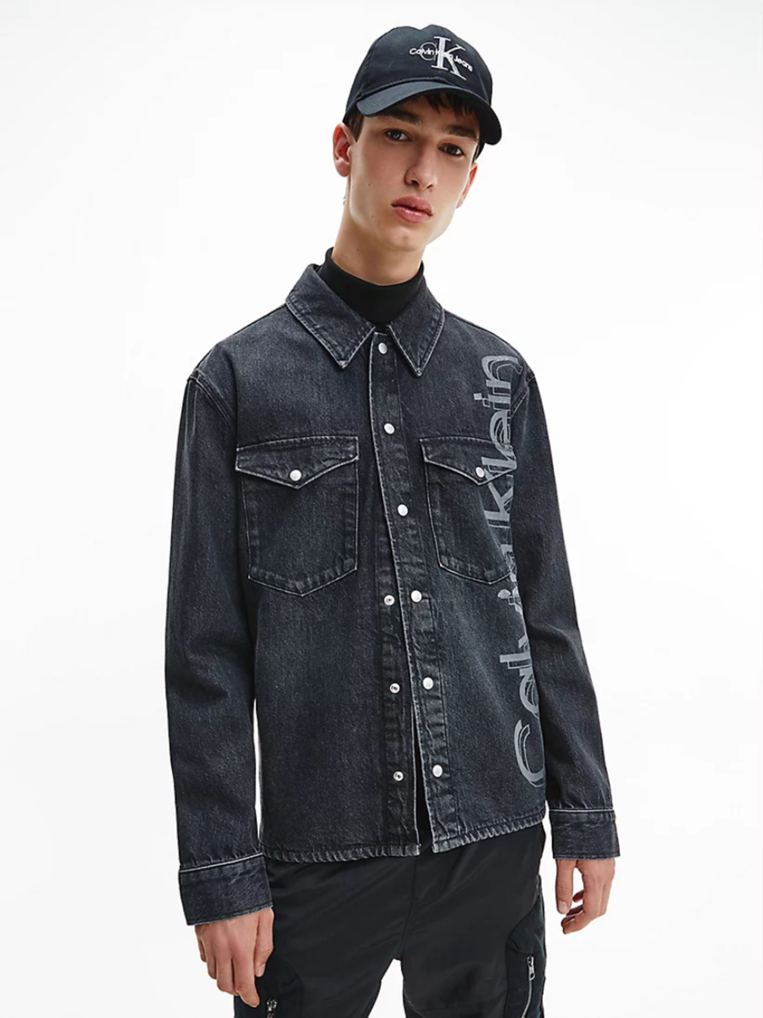 detail Calvin Klein pánska džínsová košeľa