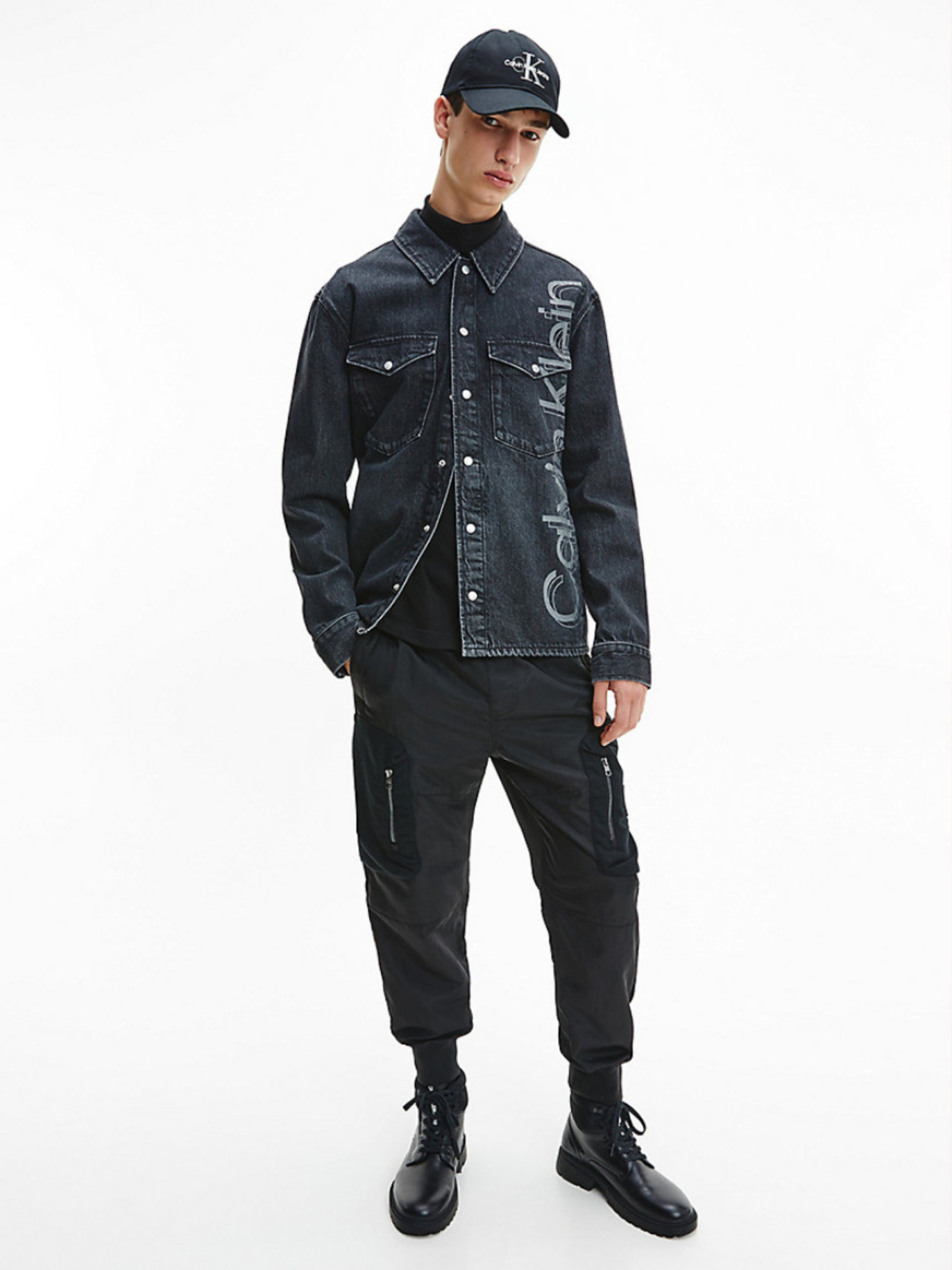 detail Calvin Klein pánska džínsová košeľa