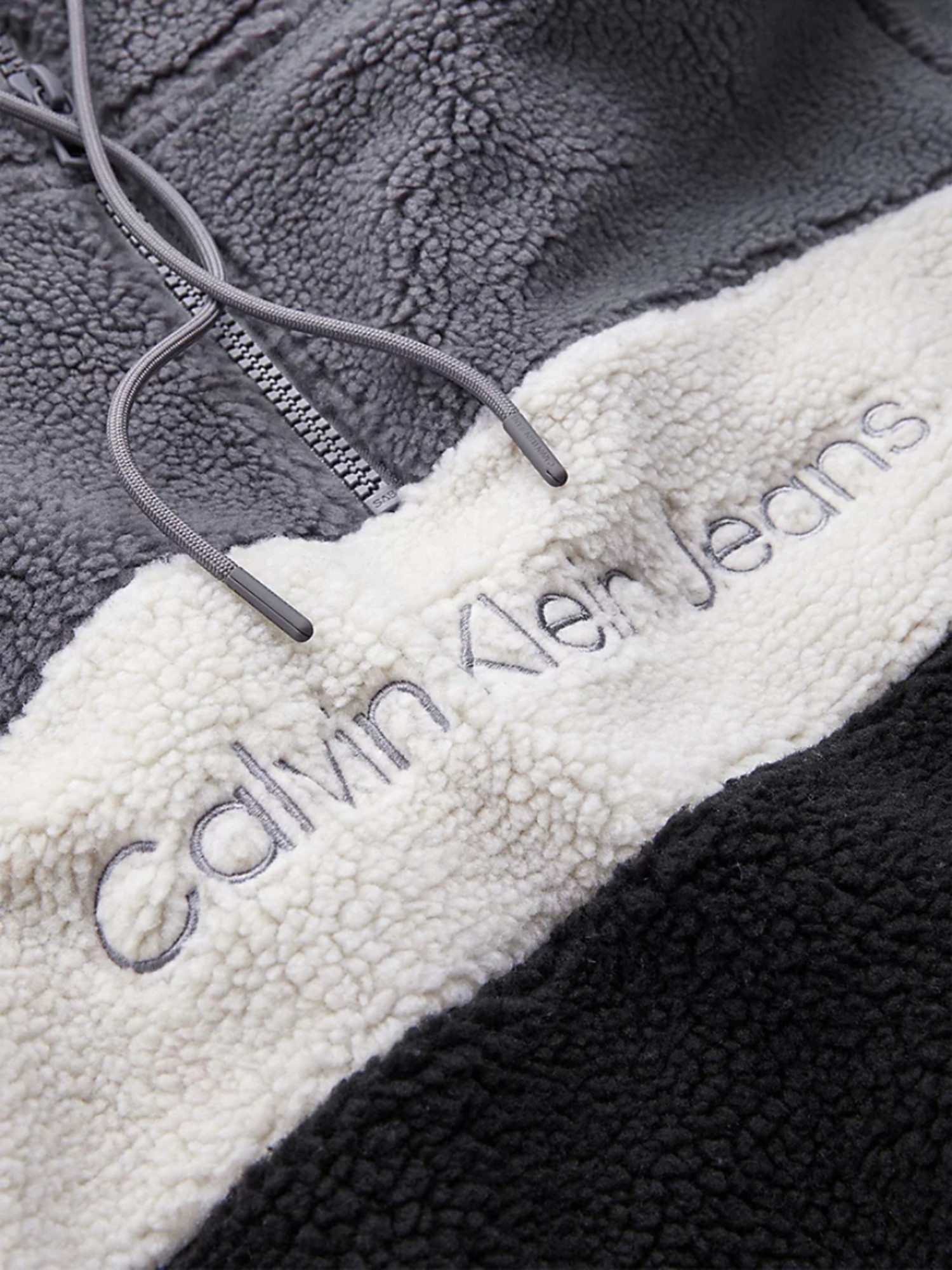 detail Calvin Klein pánska sherpa mikina