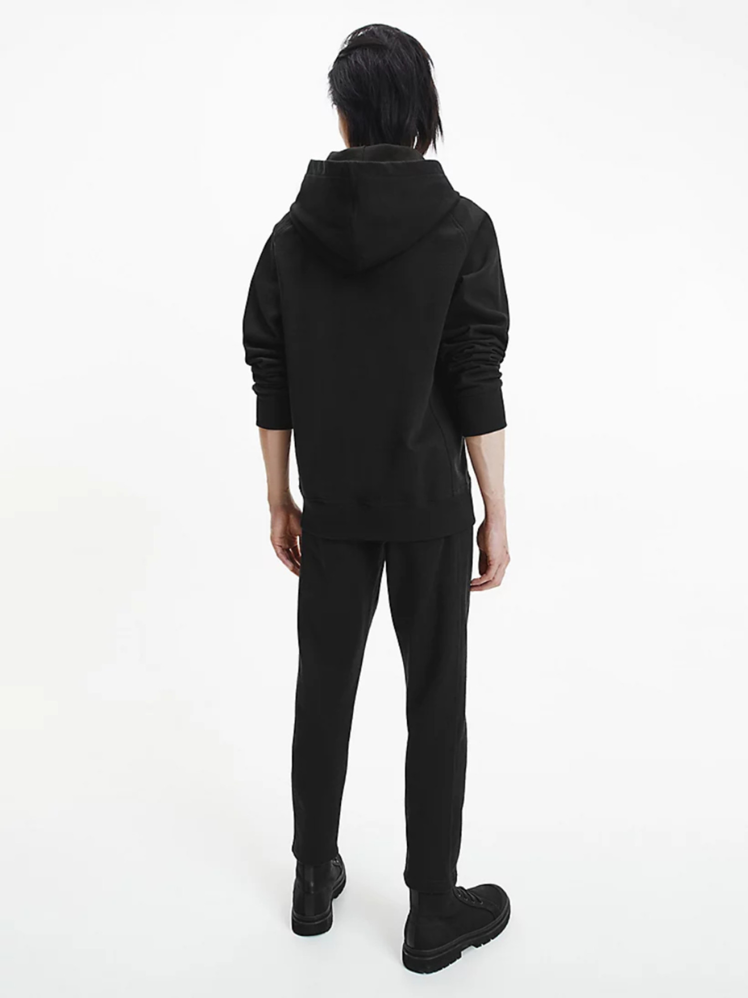 detail Calvin Klein pánska čierna mikina