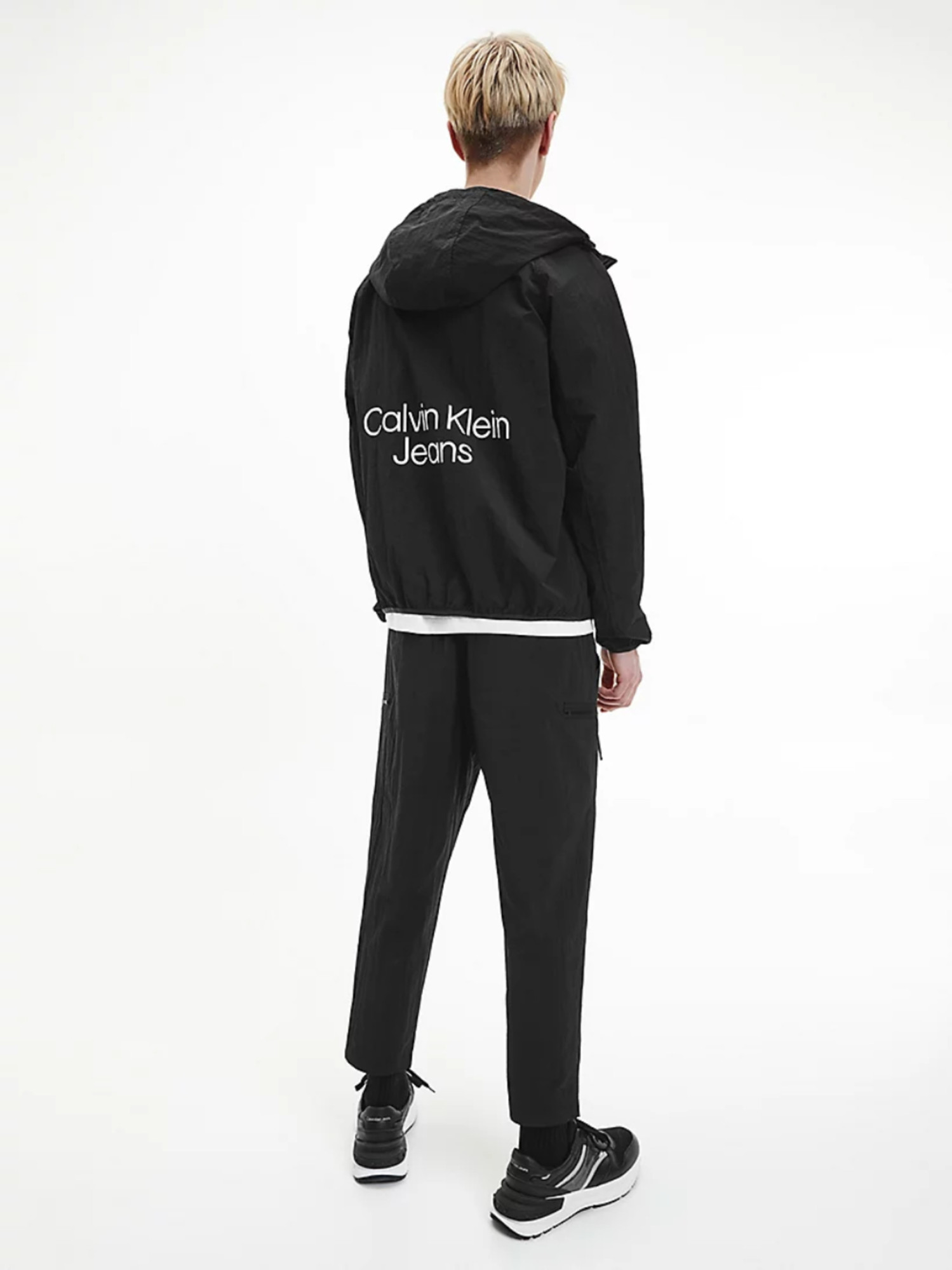detail Calvin Klein pánska čierna bunda