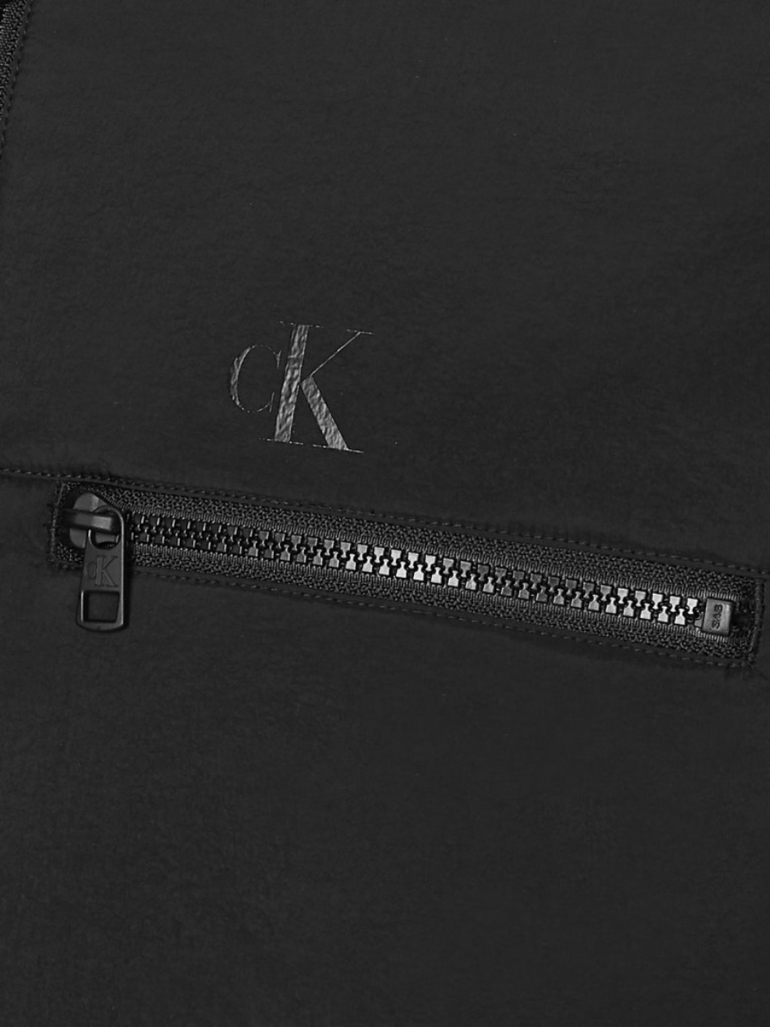 detail Calvin Klein pánska čierna bunda