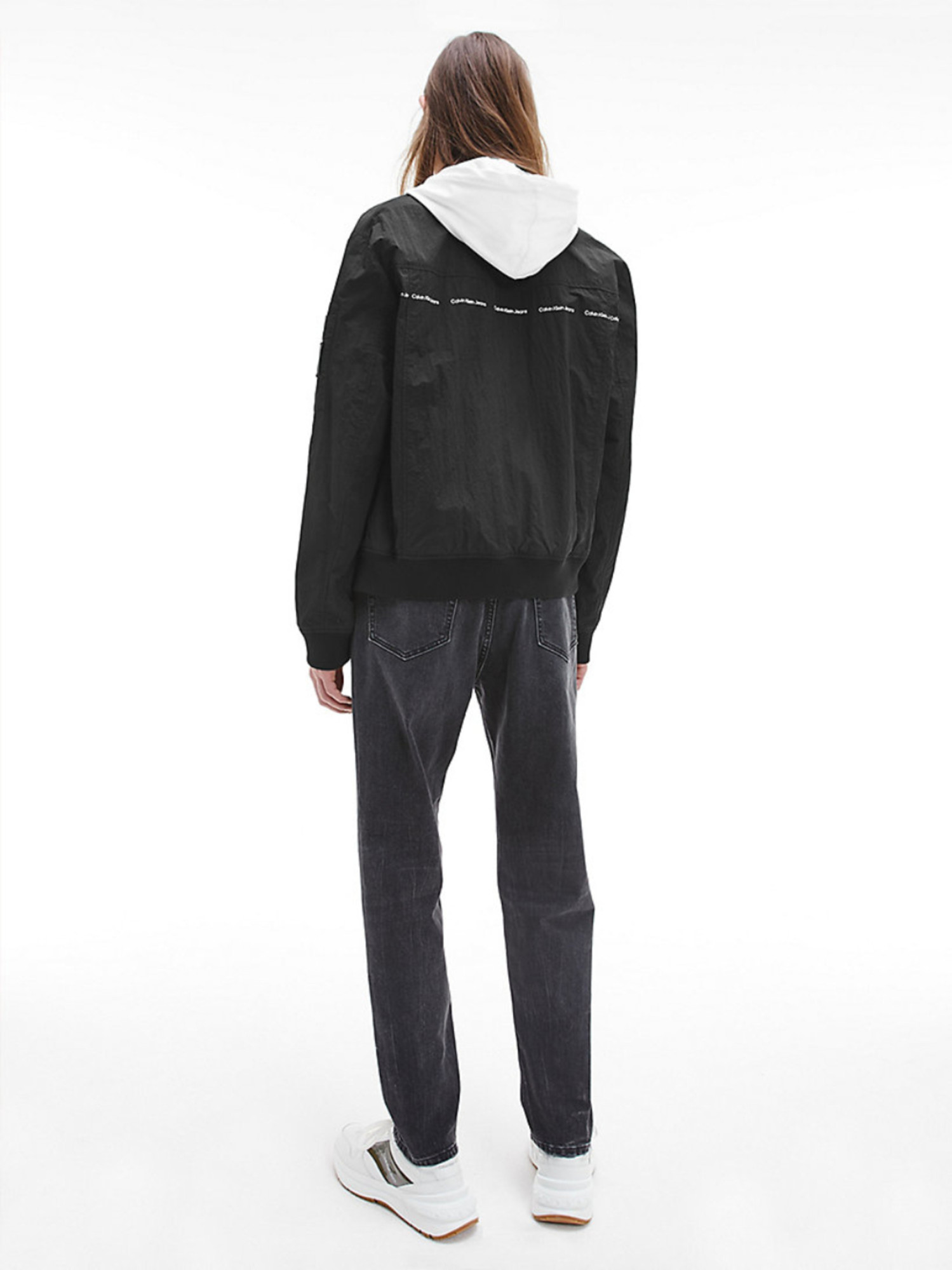 detail Calvin Klein pánska čierna bunda