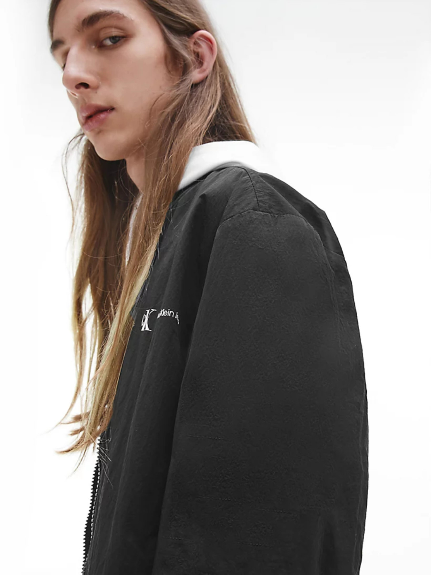 detail Calvin Klein pánska čierna bunda