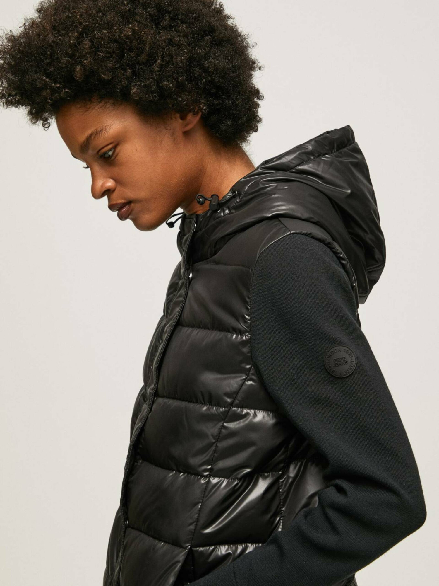 detail Pepe Jeans dámska čierna bunda RINNAS