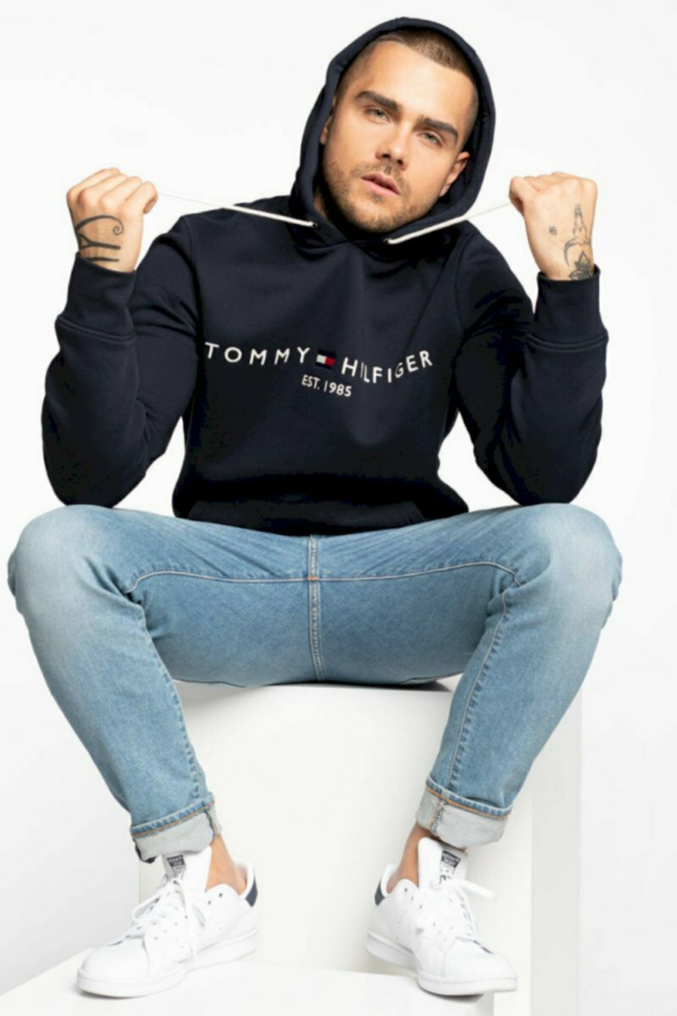 detail Tommy Hilfiger pánska tmavomodrá mikina