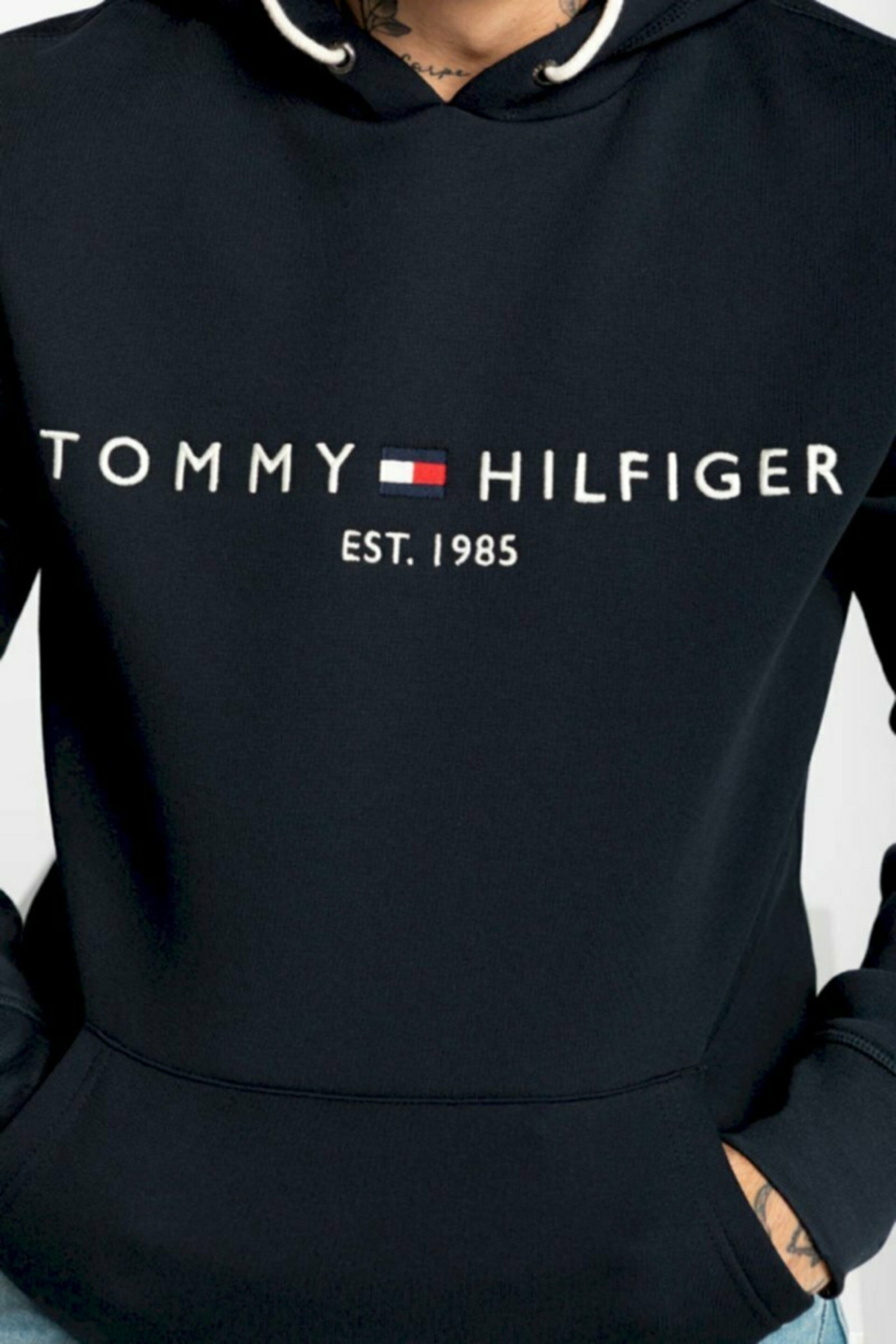 detail Tommy Hilfiger pánska tmavomodrá mikina