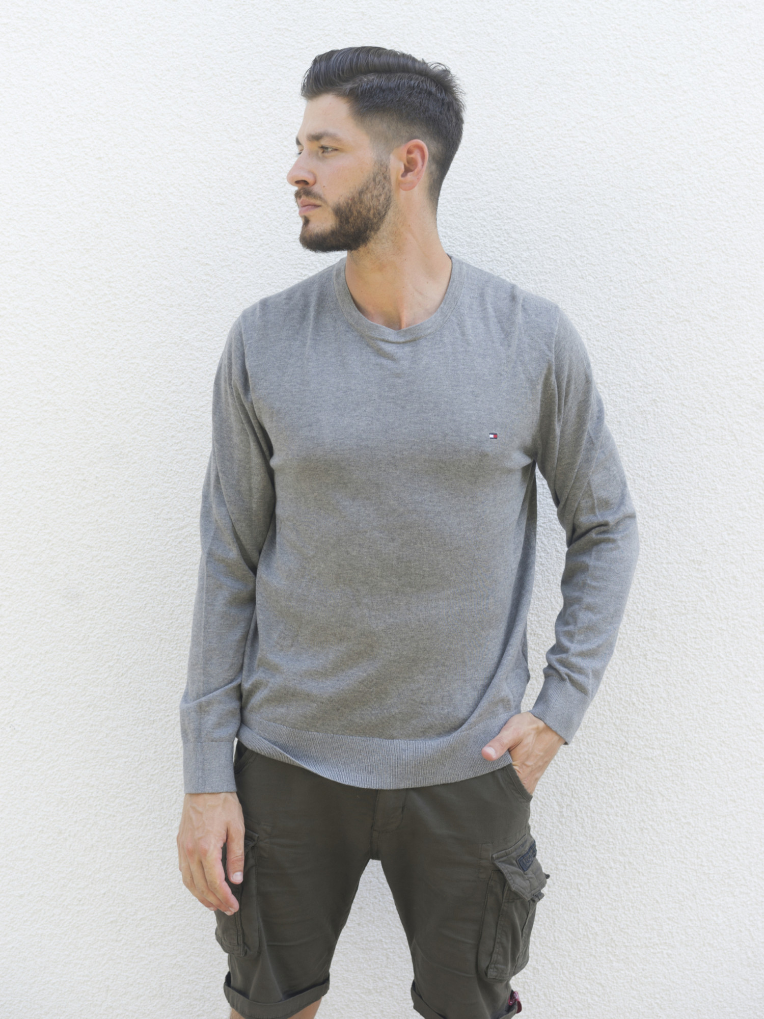 detail Tommy Hilfiger pánsky šedý sveter