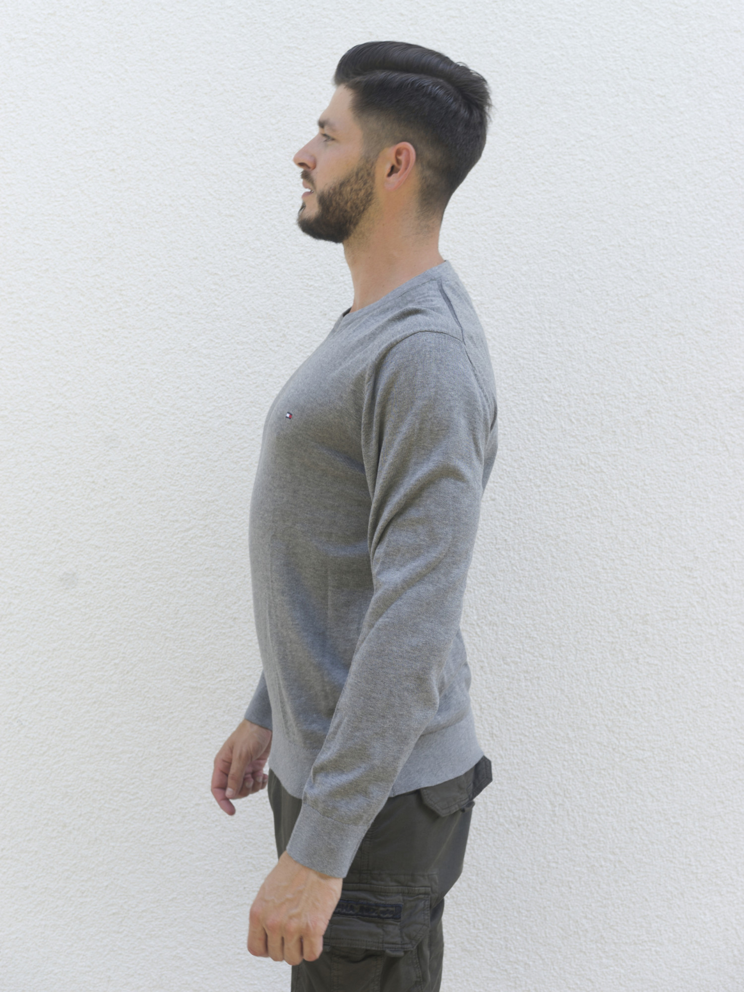 detail Tommy Hilfiger pánsky šedý sveter