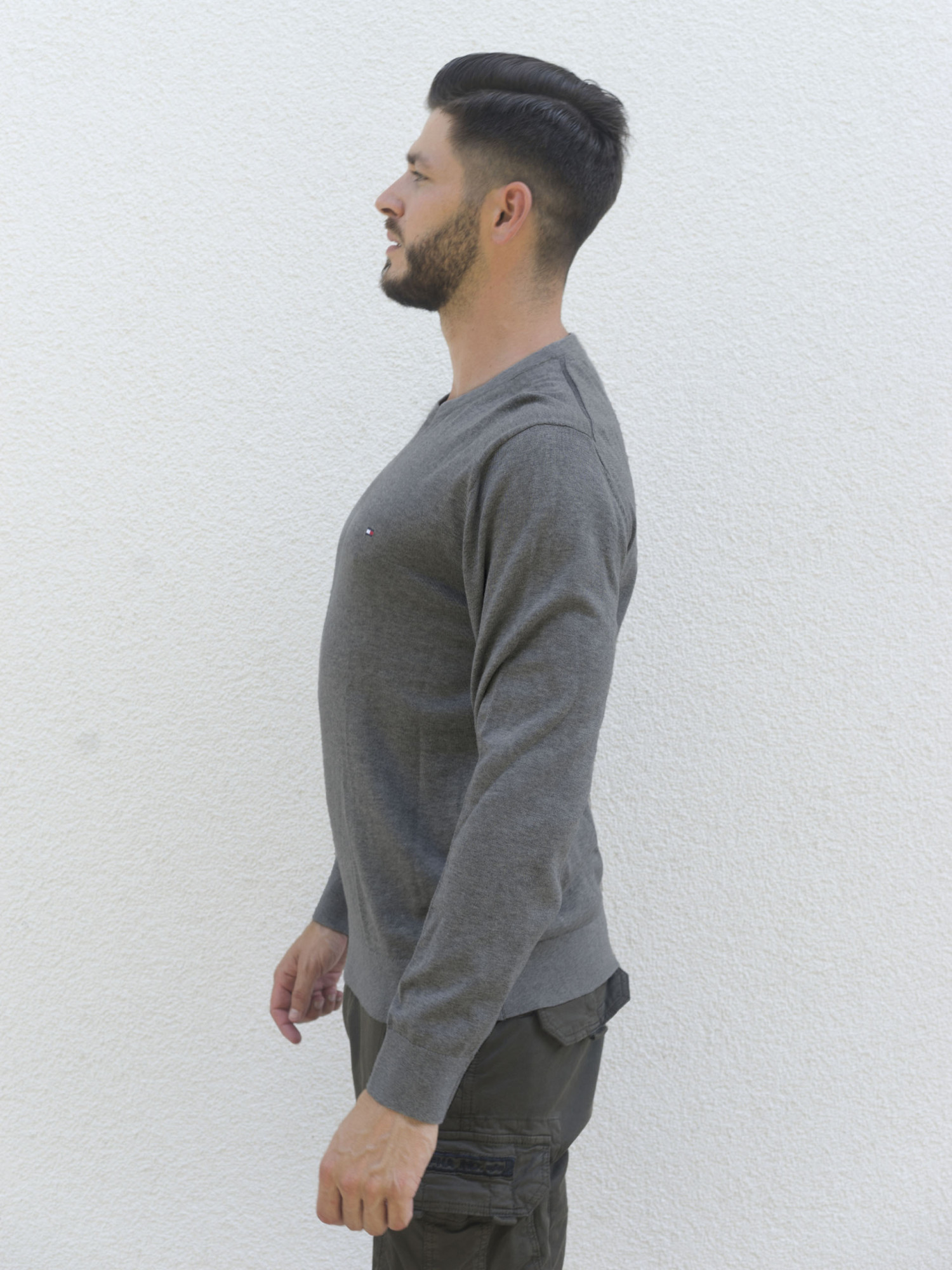 detail Tommy Hilfiger pánsky šedý sveter