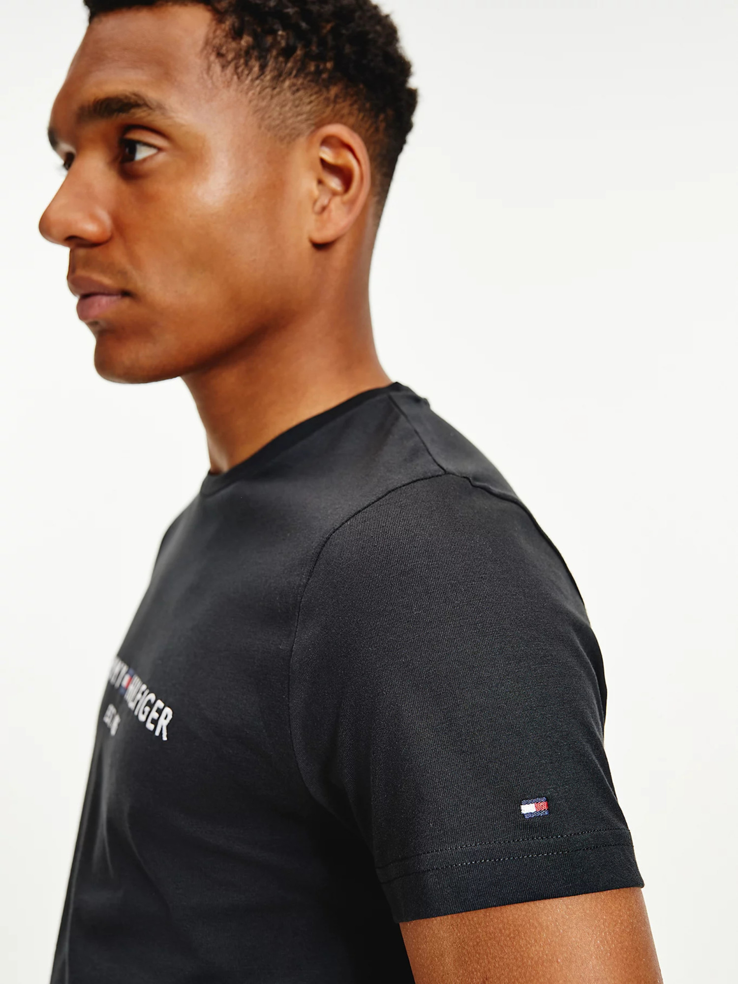 detail Tommy Hilfiger pánske čierne tričko